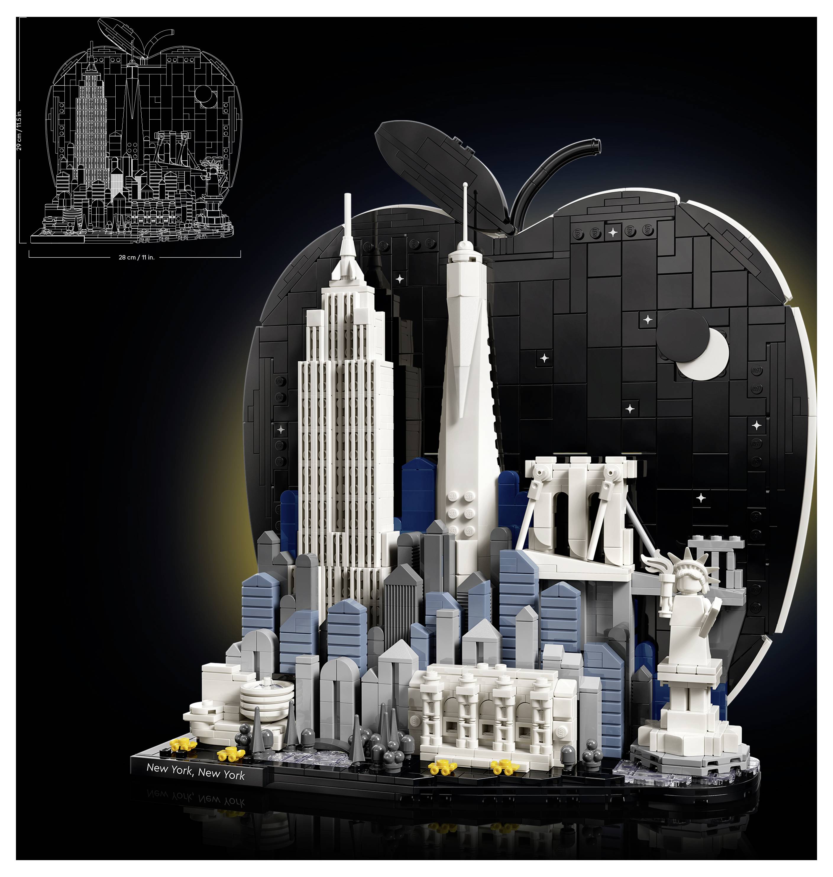 LEGO stavebnice městské panoramatu New Yorku s Empire State Building, věžemi Světového obchodního centra, Brooklynským mostem a Sochou svobody na pozadí černého jablka ve tvaru Apple.