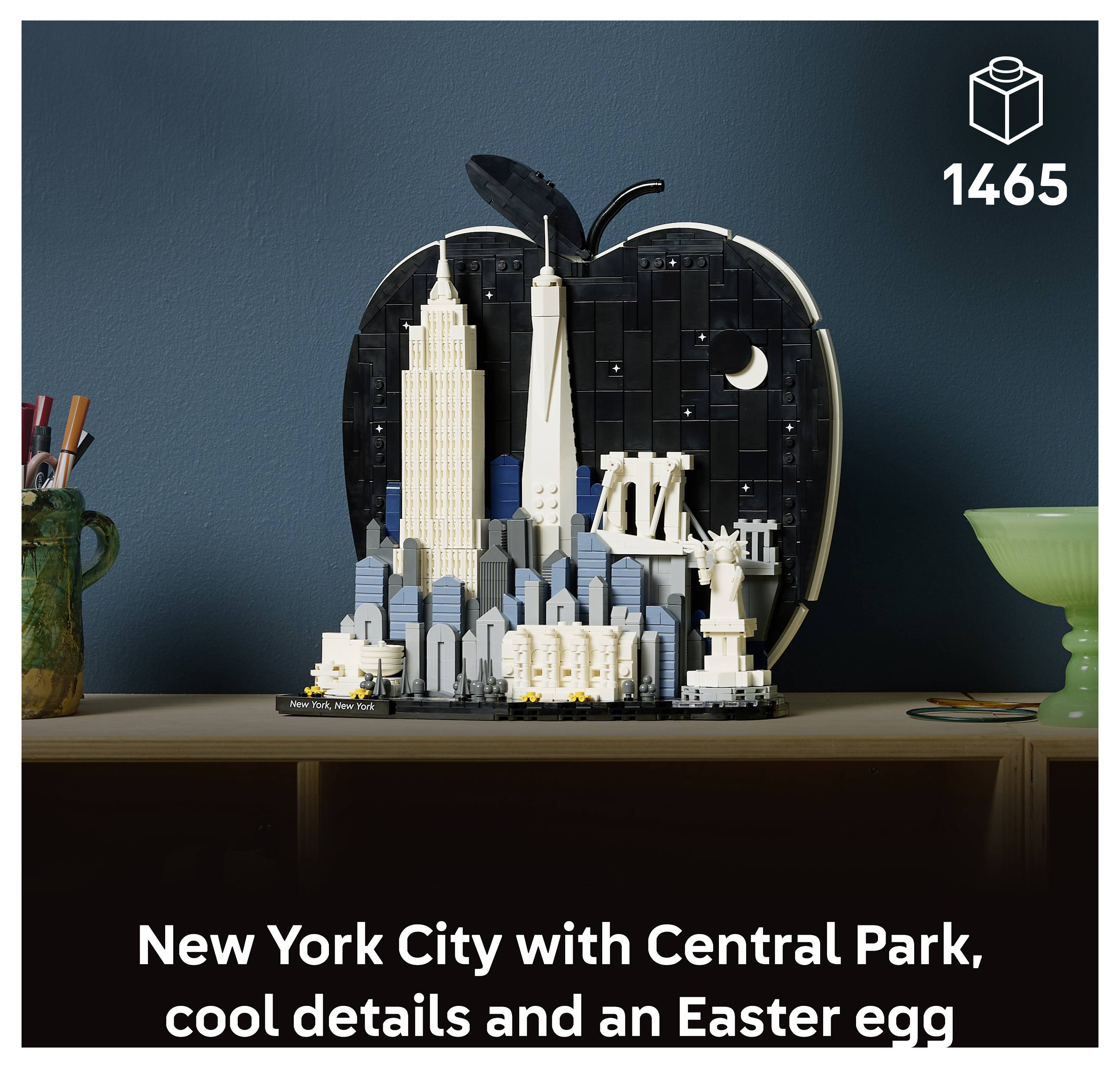 Model New Yorku v podobě jablka v stylu LEGO v expozici, obsahující Empire State Building, Sochu svobody, mosty a měsíc; sada 1465.