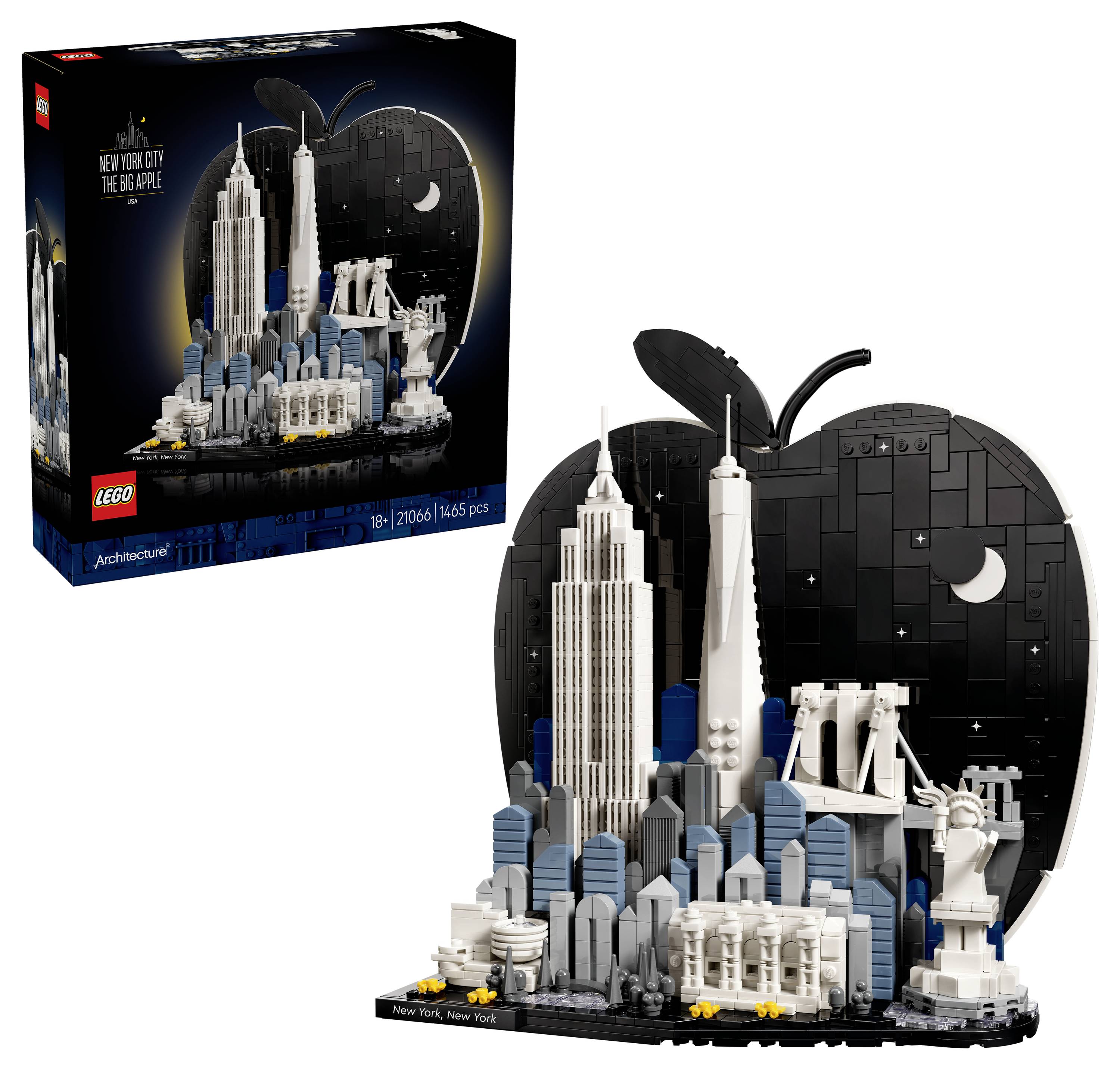 Sada LEGO Architecture New York City s panoramatem skyline, zobrazující Empire State Building, Chrysler Building, Sochu svobody a další pamětihodnosti na černé podstavci ve tvaru jablka s obalem krabice vedle něj.