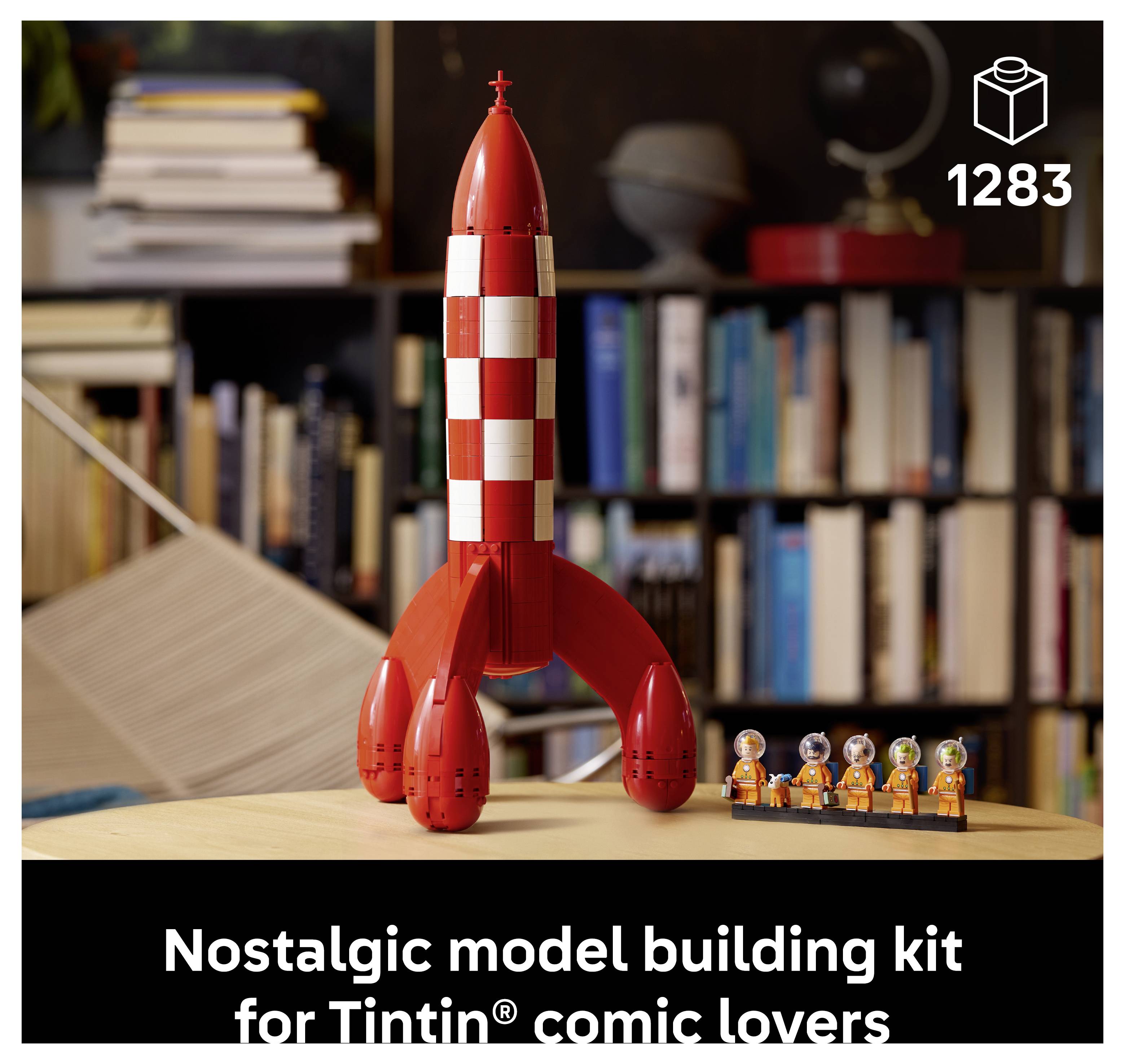Červenobílá modelová raketa na stole s malými figurkami; text zní „Nostalgická souprava na stavbu modelů pro milovníky komiksů Tintín".