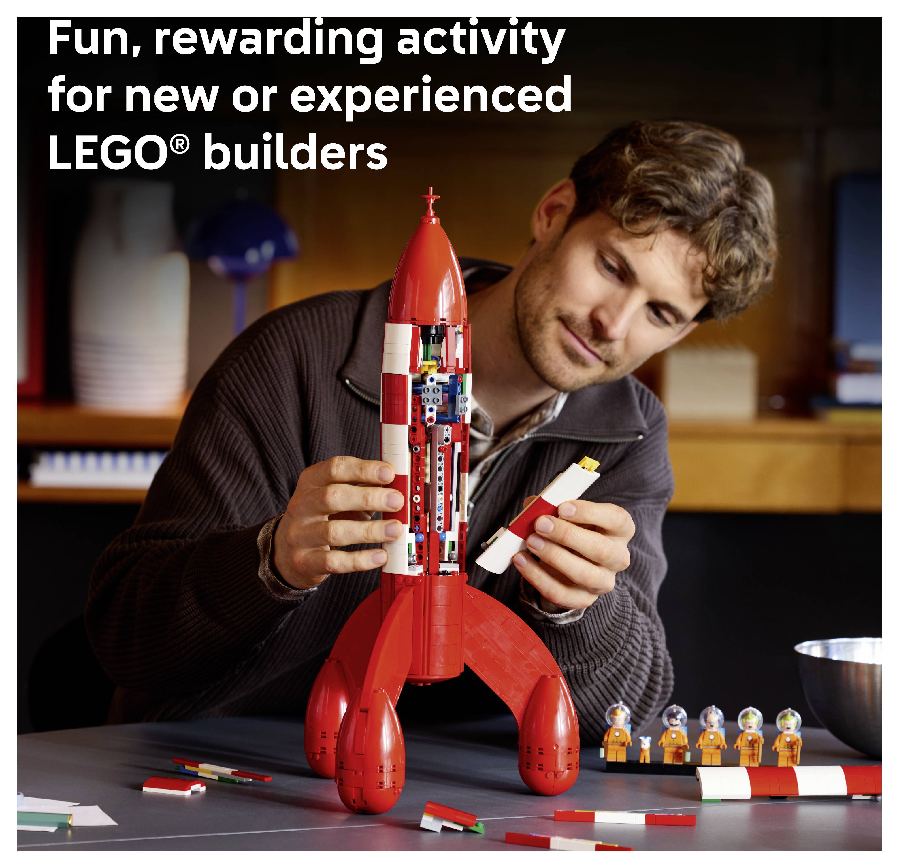 Muž skládá červený model raketě LEGO, s textem "Zábavná a přínosná aktivita pro nové i zkušené stavitele LEGO".