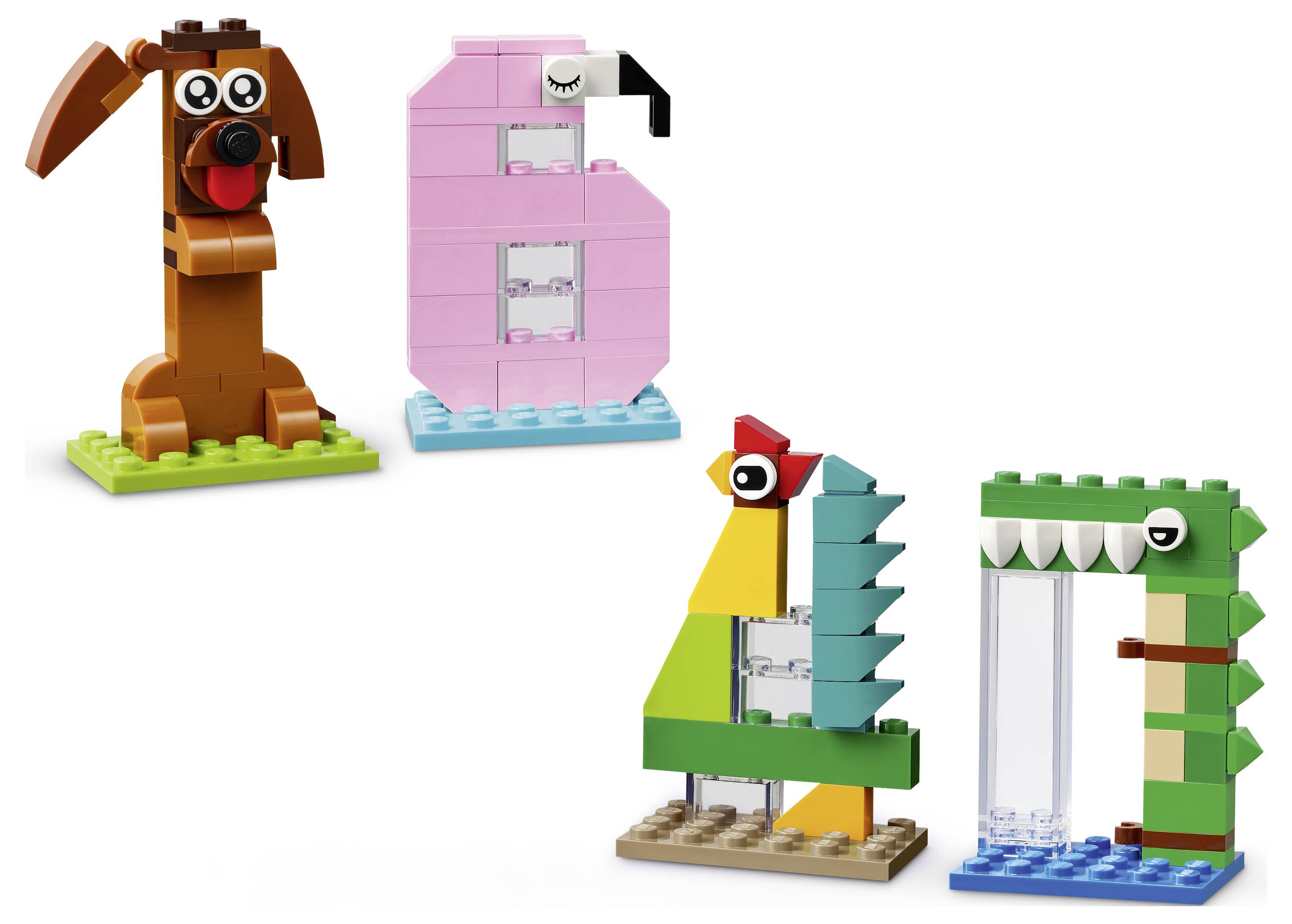 Čtyři stavby zvířat ve stylu LEGO: hnědý pes, růžový plameňák, barevný pták a zelená postava podobná krokodýlovi na modré podstavě.
