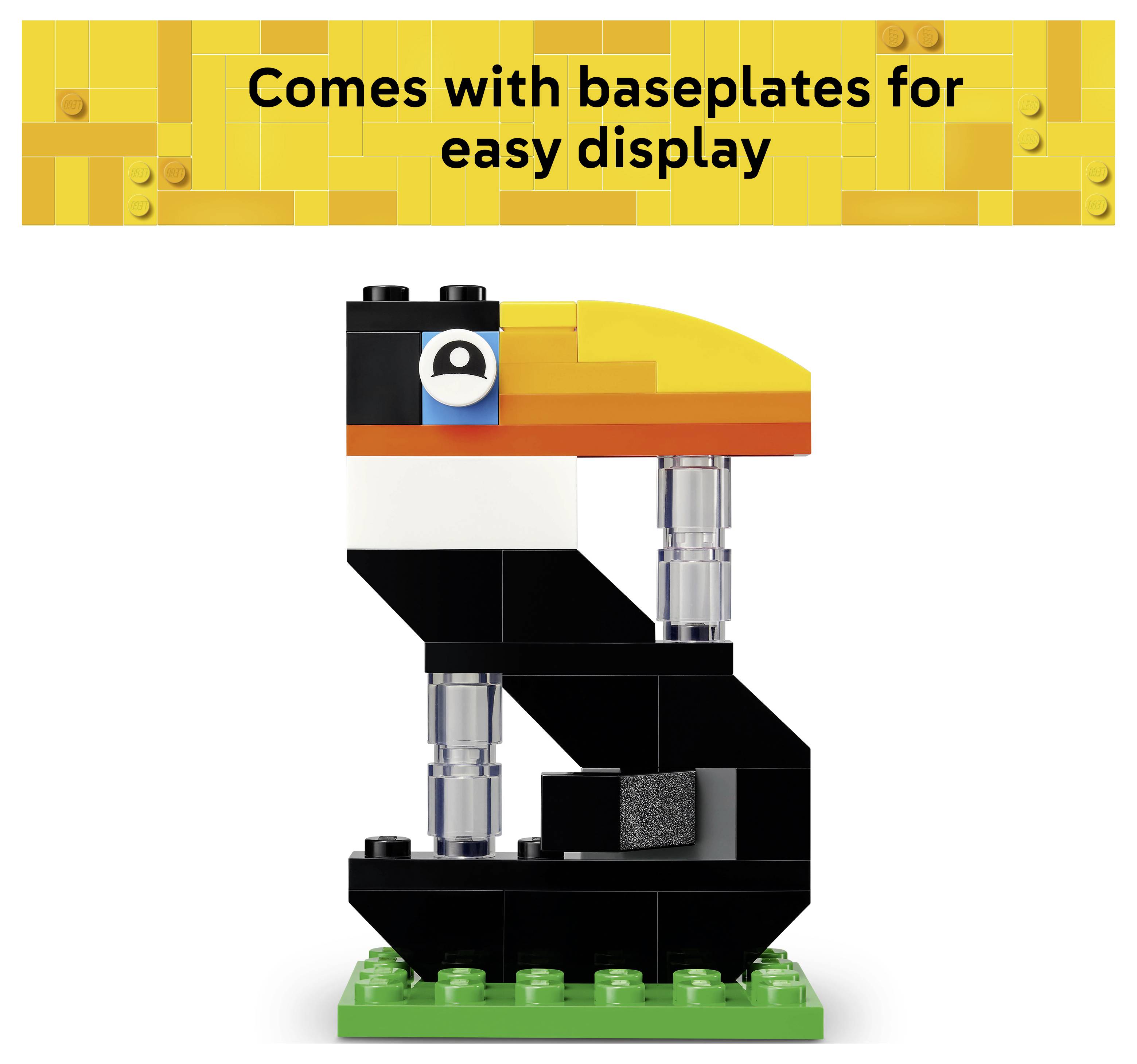 Model tukána ve stylu LEGO na zeleném podstavci s bannerem obsahujícím text "Součástí balení jsou podstavce pro snadné vystavení".