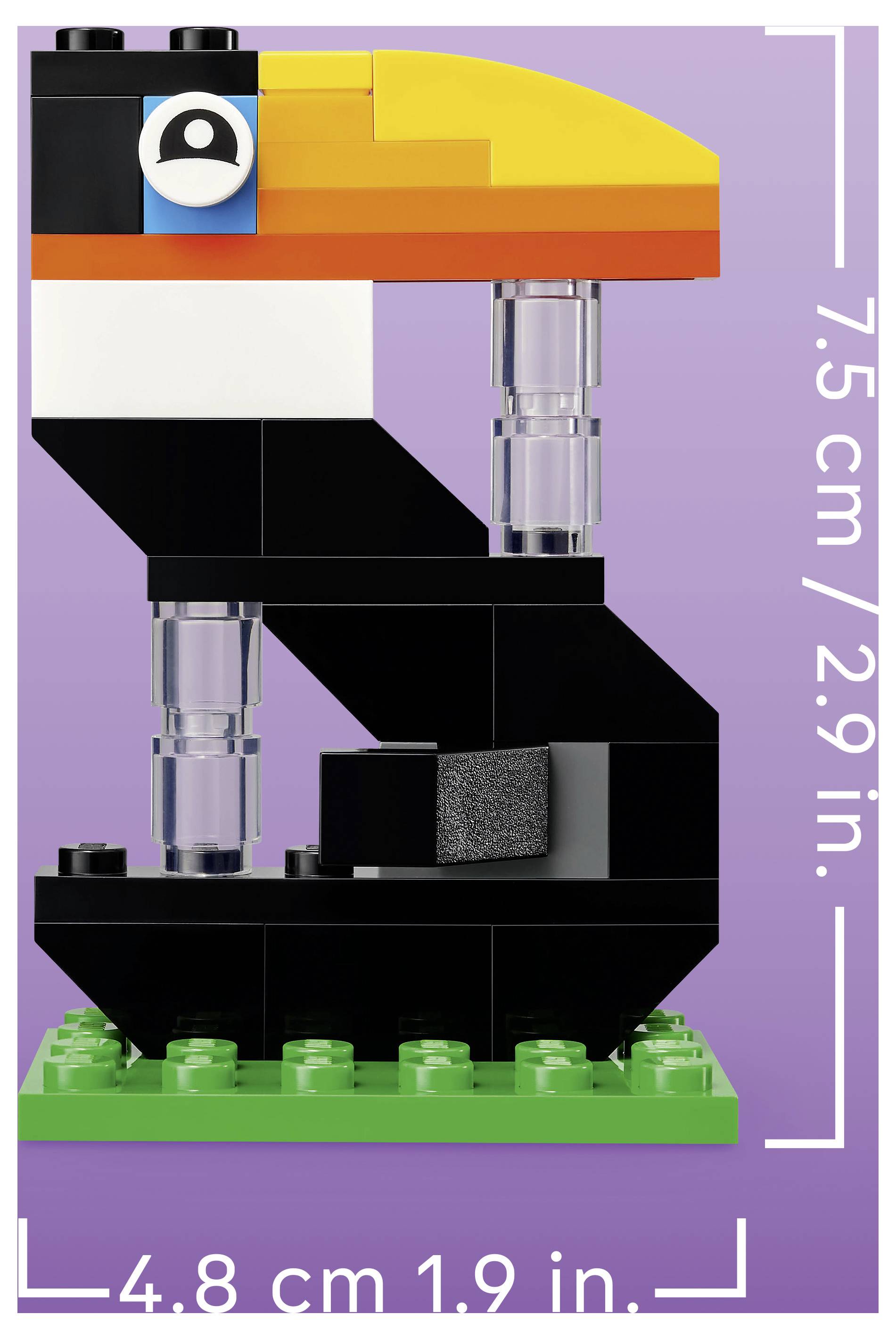Model papouška tukana ve stylu LEGO na zelené podstavě, zobrazen s rozměry 7,5 cm vysoký a 4,8 cm široký.