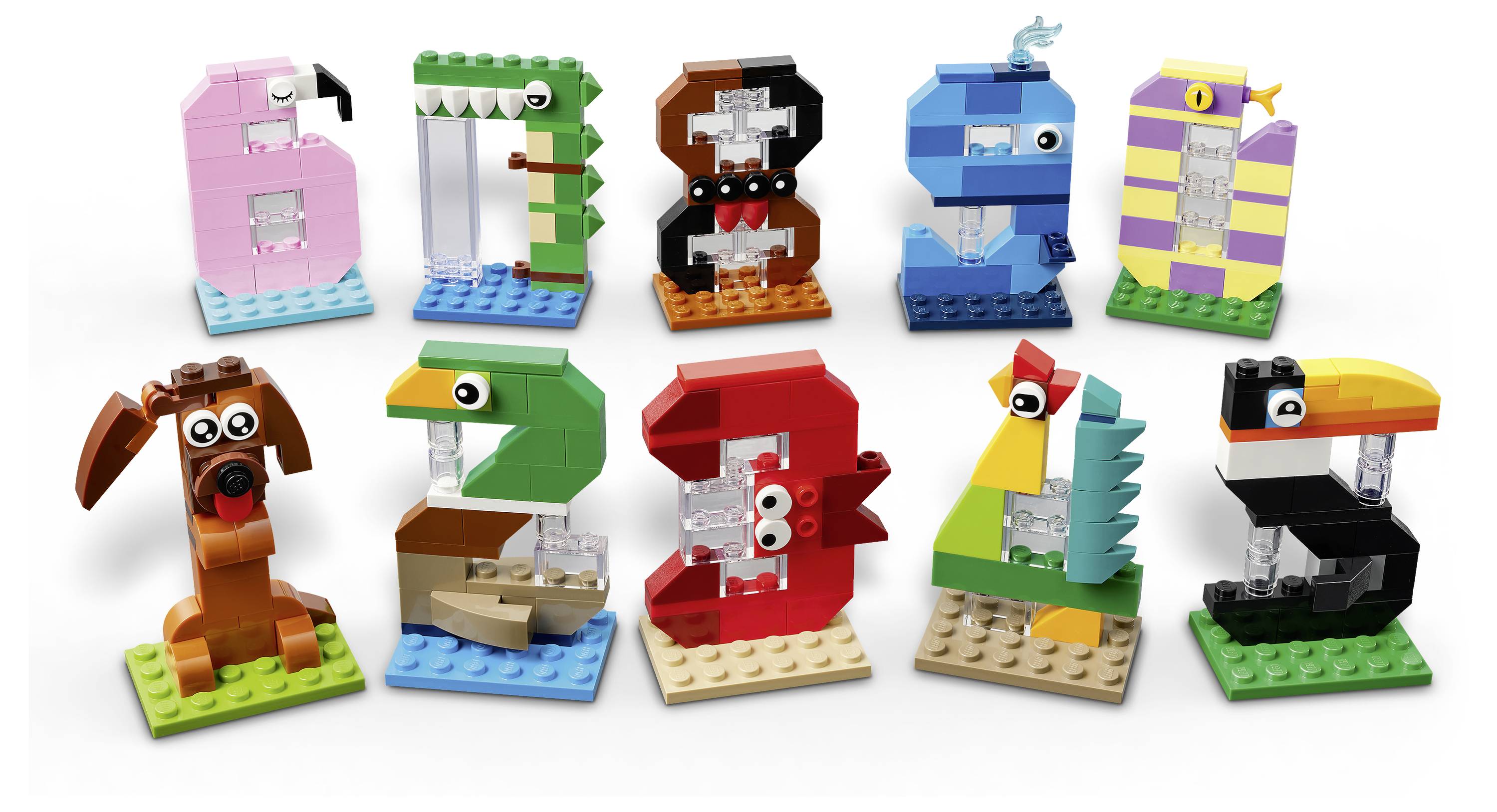 Devět barevných figurek zvířat ve stylu LEGO uspořádaných ve dvou řadách na bílém pozadí, každá složená z kostek a připomínající různé tvory.