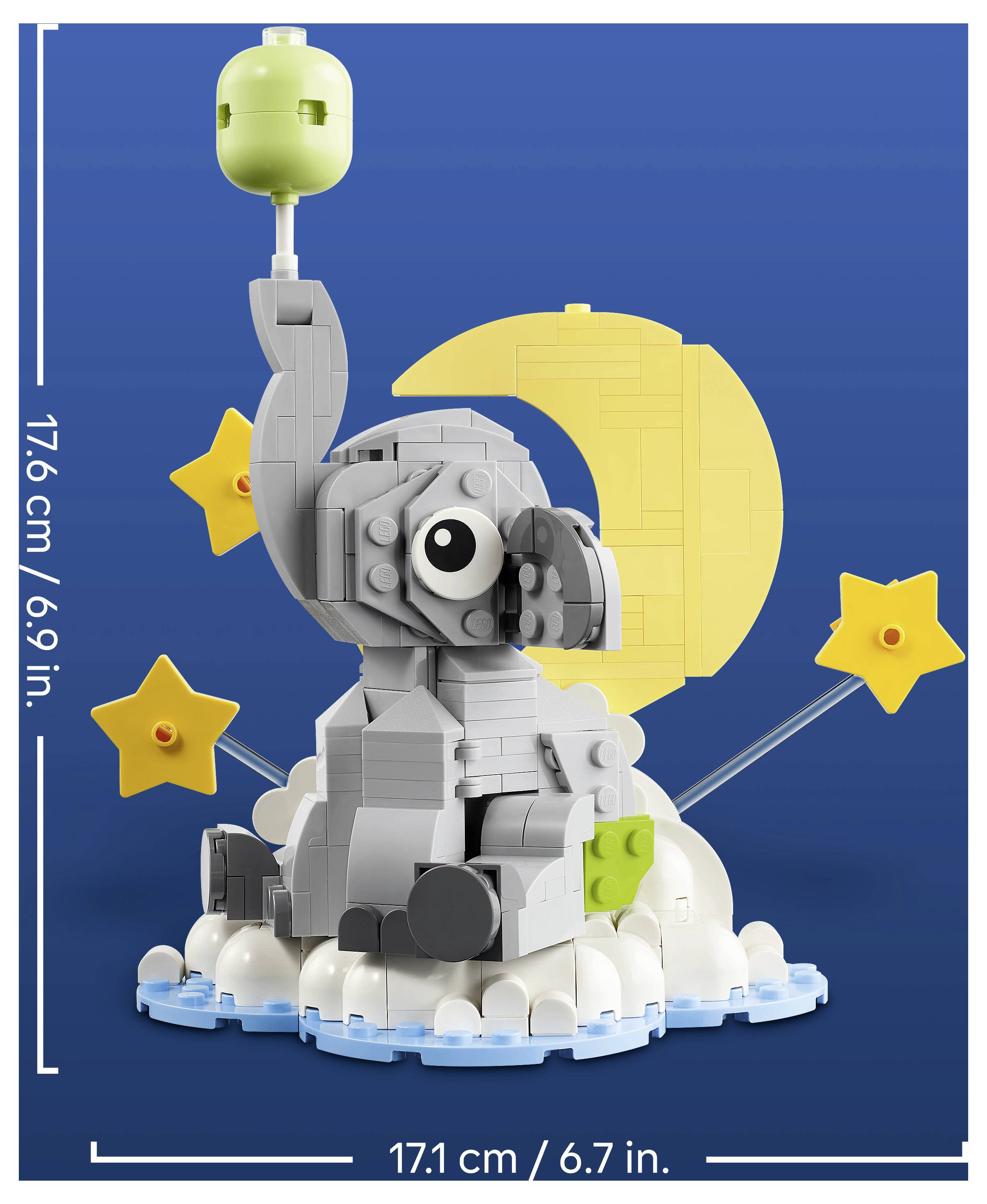 LEGO-style šedý model slona na modrém pozadí, stojící na cloudovité podložce s velkým žlutým měsícem a hvězdami za ním; rozměry zobrazeny: 17,6 cm a 17,1 cm.