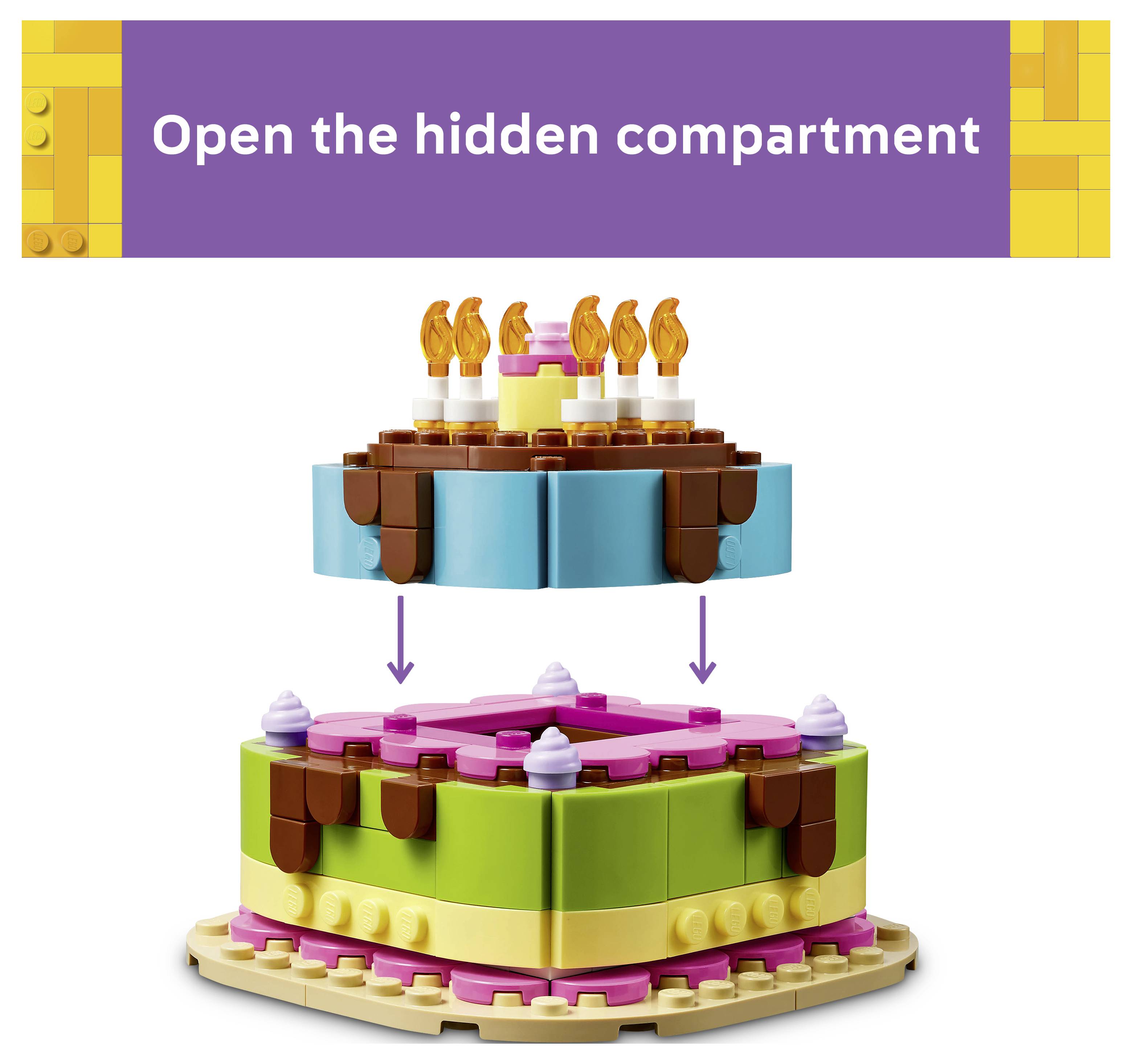 Ilustrace LEGO dortu s horní vrstvou zvedající se nahoru, šipky ukazující otevření skryté přihrádky pod ním.