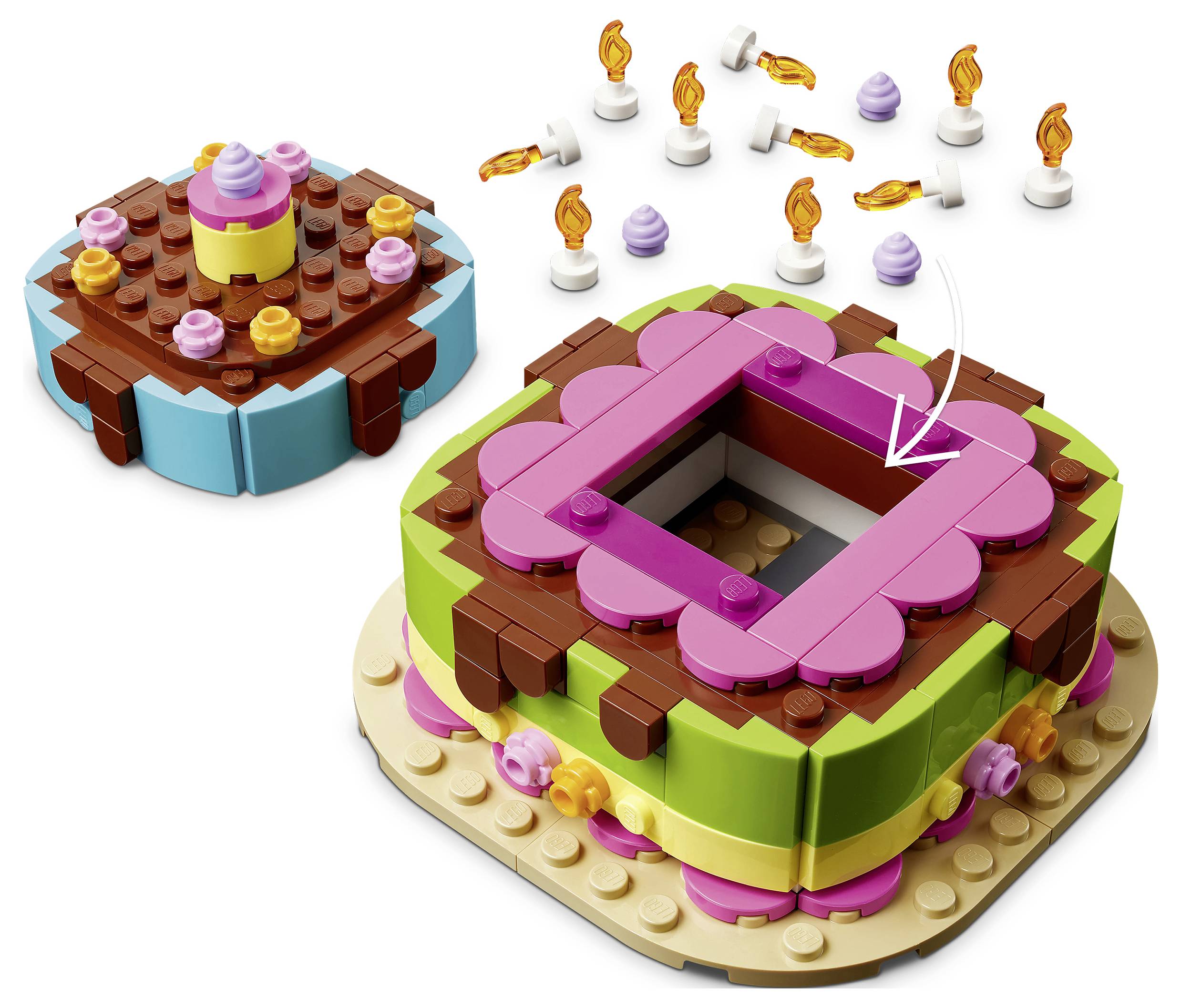 Model stavebnice v Lego stylu s rozloženými komponenty zobrazující hnědou a tyrkysovou základnu, oddělené růžové střešní díly a rozptýlené malé kousky tvaru plamene s šipkou ukazující na umístění součásti.