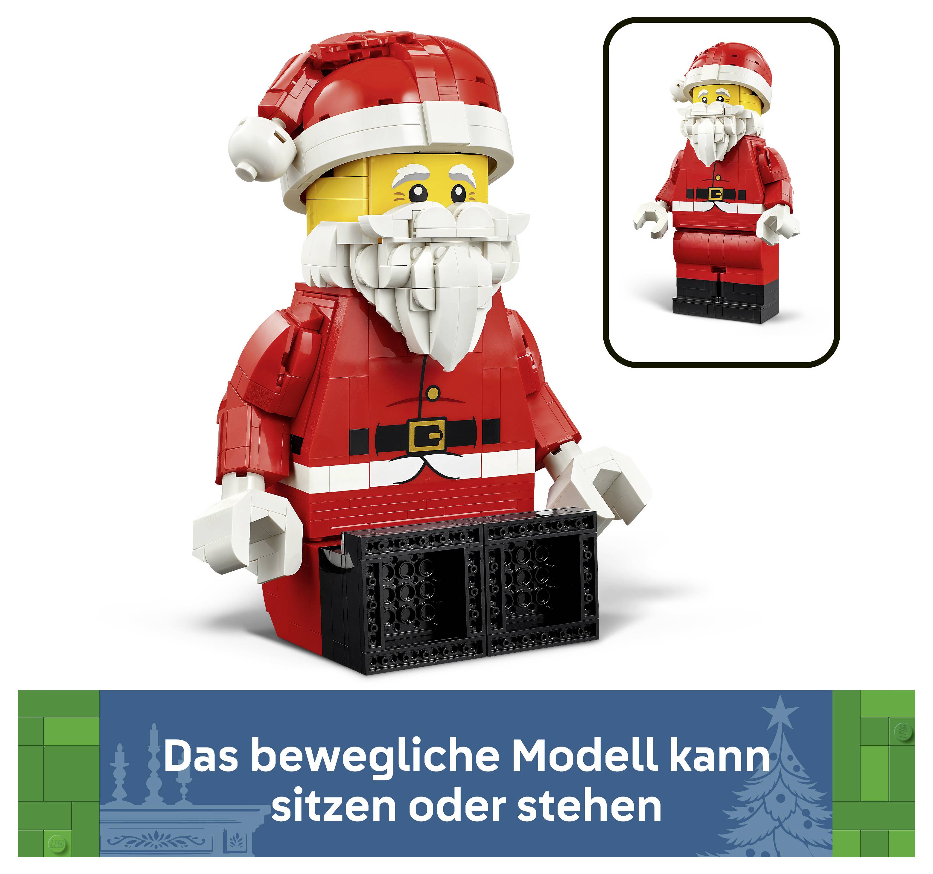 LEGO postava Santy Clause zobrazená sedící s nohami nataženýma a stojící v malém okénku; popisek v němčině vysvětluje, že se pohyblivý model může sednout nebo stát.