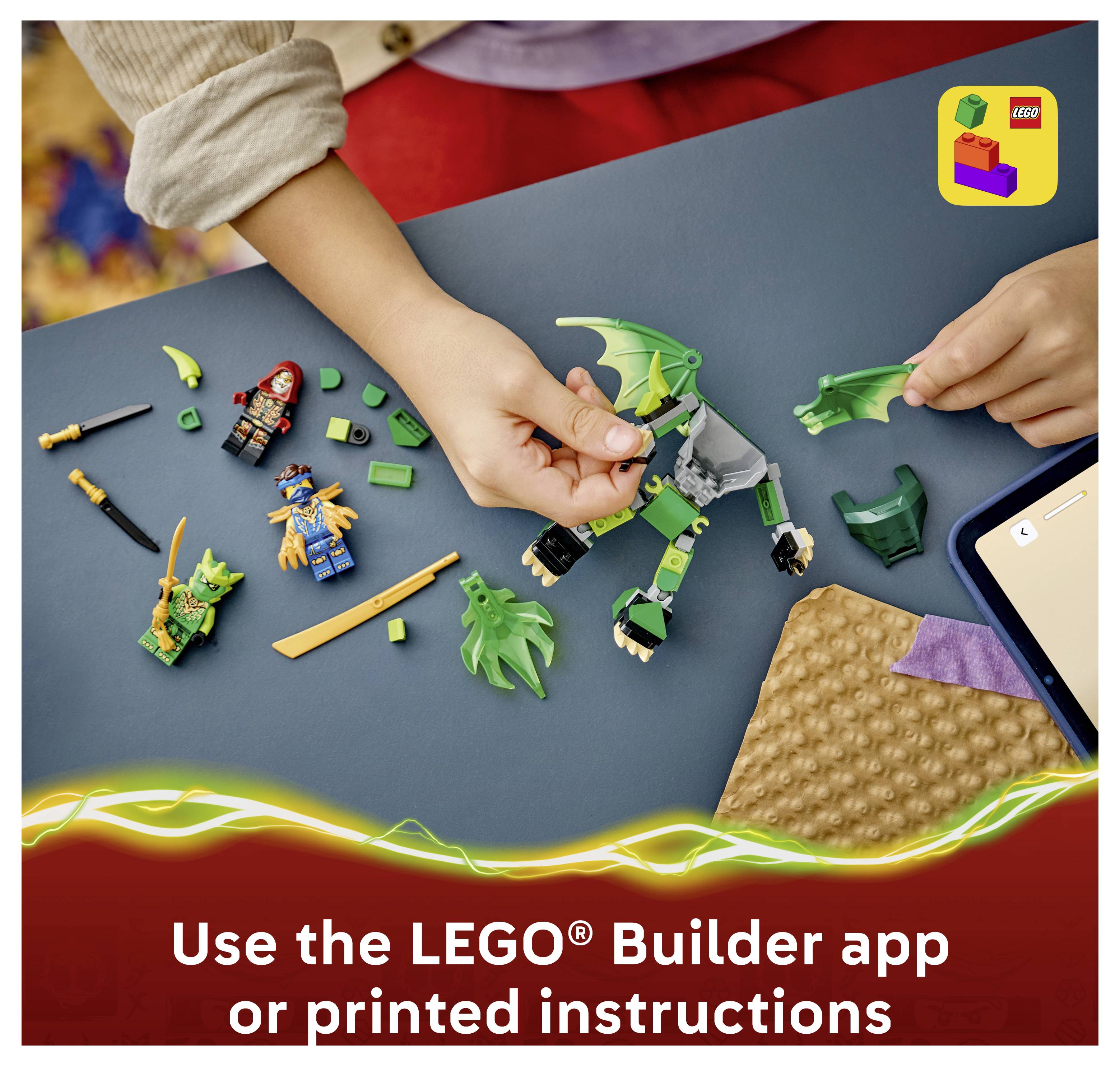 Dítě skládající LEGO kostky na stole s textem "Používejte aplikaci LEGO Builder nebo tištěné návody".