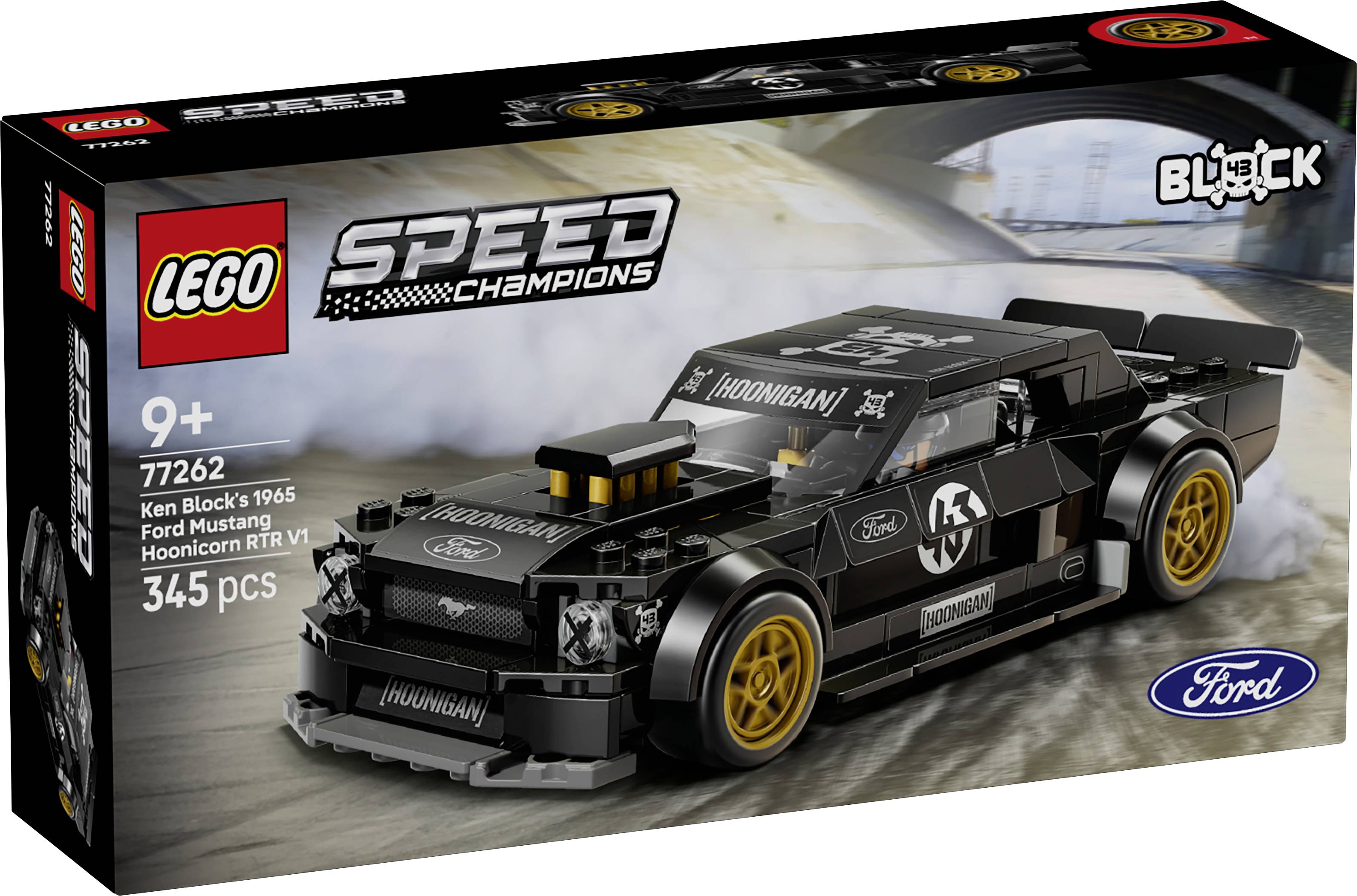 LEGO Speed Champions Souprava Ken Block's 1965 Ford Mustang Hoonicorn RTR V1, která zobrazuje černý závodní model automobilu a obsahuje 345 dílků pro věk 9+.