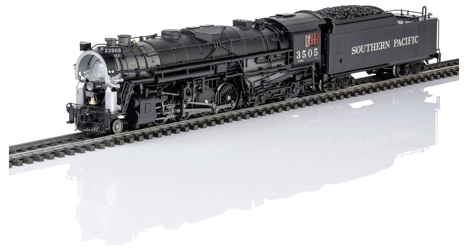 Černa parní lokomotiva Southern Pacific model 3505 na kolejích, zobrazena v profilu na bílém pozadí.