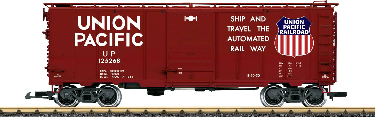 Boční pohled na červený nákladní vůz Union Pacific s velkým bílým nápisem "UNION PACIFIC", sloganem "Ship and Travel the Automated Rail Way" a logem železnice.