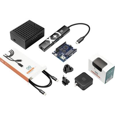 Sada dílů různorodé elektroniky, včetně desky Arduino, USB kabelů, adaptérů, napájecího zdroje a balených příslušenství zobrazených na bílém pozadí.