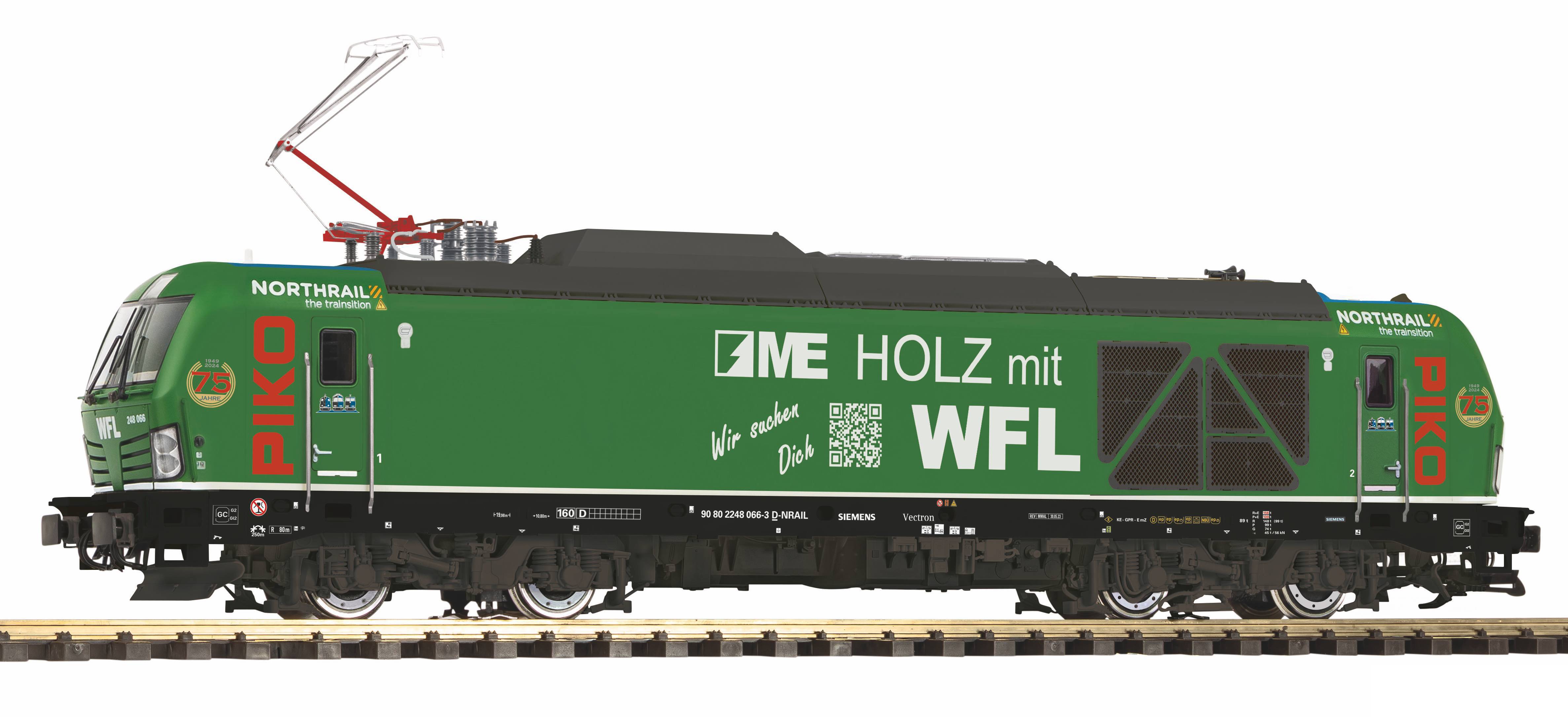 Zelená nákladní lokomotiva s značkou "PIKO" a nátěrem "ME HOLZ mit WFL", zobrazená ze strany se zvednutým sběračem.