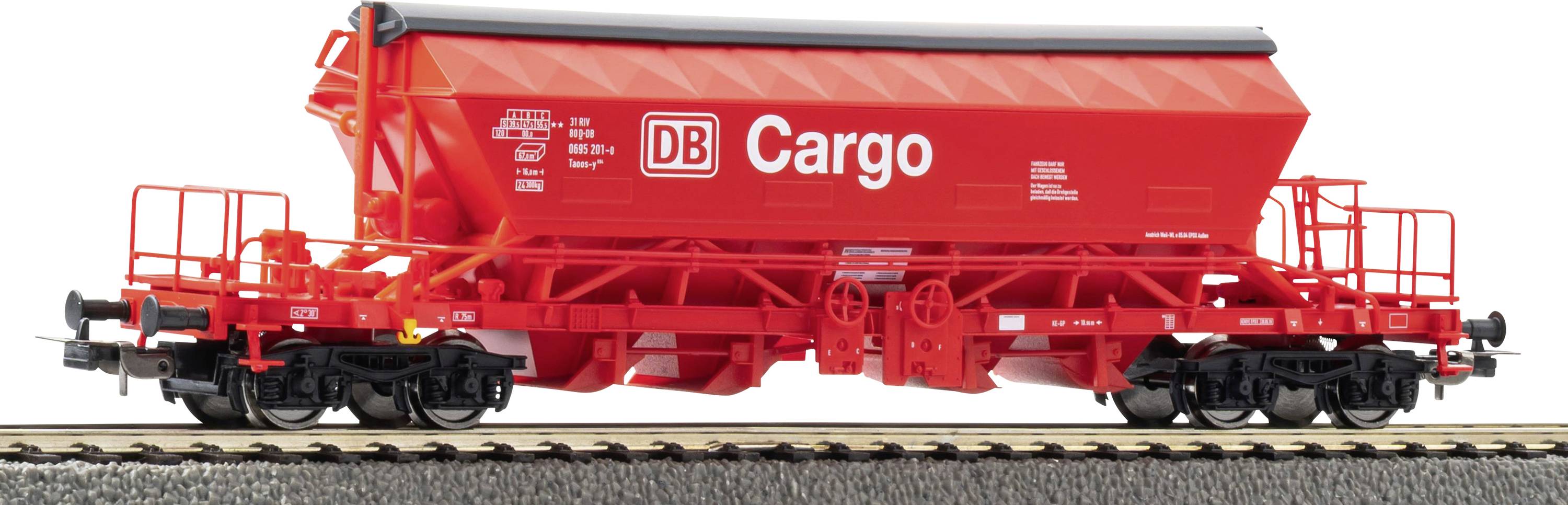 Červený DB Cargo nákladní železniční vůz v jasně červené barvě, zobrazený zezadu na železničních kolejích na bílém pozadí.