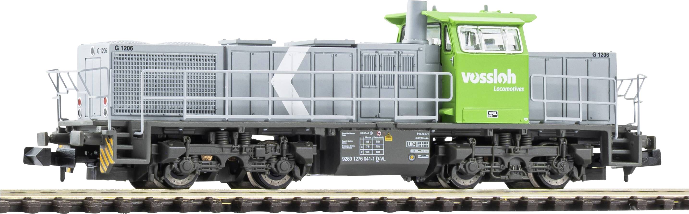 Zelená lokomotiva Vossloh na údržbu tratě se šedým tělem a černým podvozkem, zobrazená z boku na kolejích.