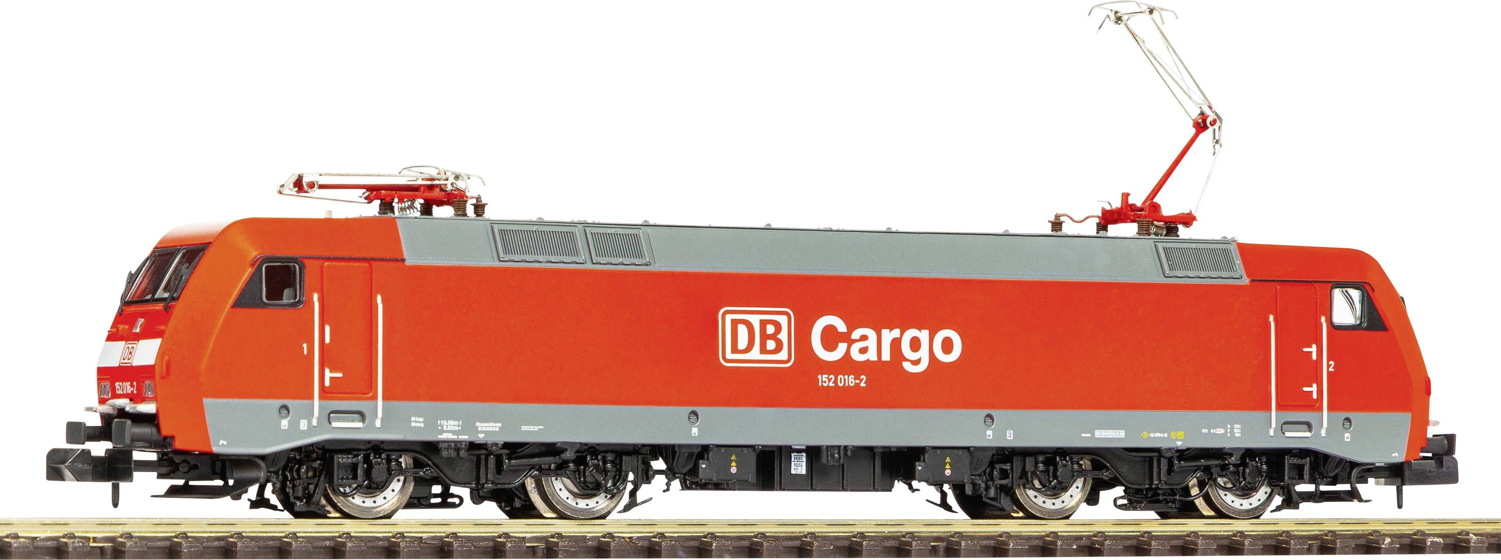 Elektrická nákladní lokomotiva Red DB Cargo v bočním pohledu na bílém pozadí s vyzvednutou pantografem a viditelnými střešními zařízením.