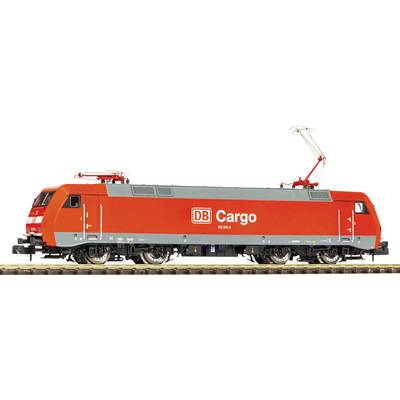Elektrická nákladní lokomotiva Red DB Cargo v bočním pohledu na bílém pozadí s vyzvednutou pantografem a viditelnými střešními zařízením.