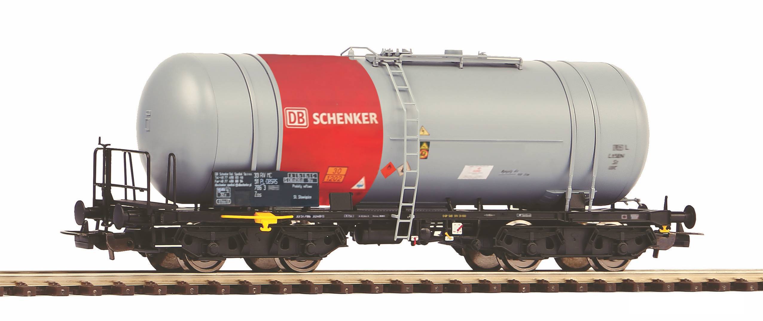 Šedí cisternový vagon DB Schenker na kolejích s červeným logem, zobrazen z boku.
