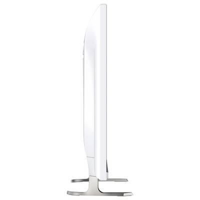 Boční pohled na elegantní bílý monitor s plochou obrazovkou na stříbrném stojanu, ukazující jeho tenký profil a zakřivenou zadní stranu.