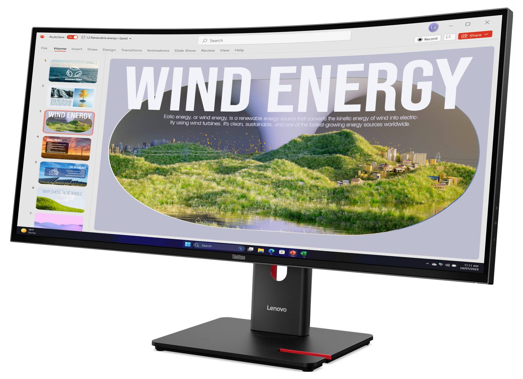 Lenovo monitor zobrazující snímek prezentace s názvem "VĚTRNÁ ENERGIE" s krajinným obrázkem větrných turbín, což naznačuje téma obnovitelné energie.