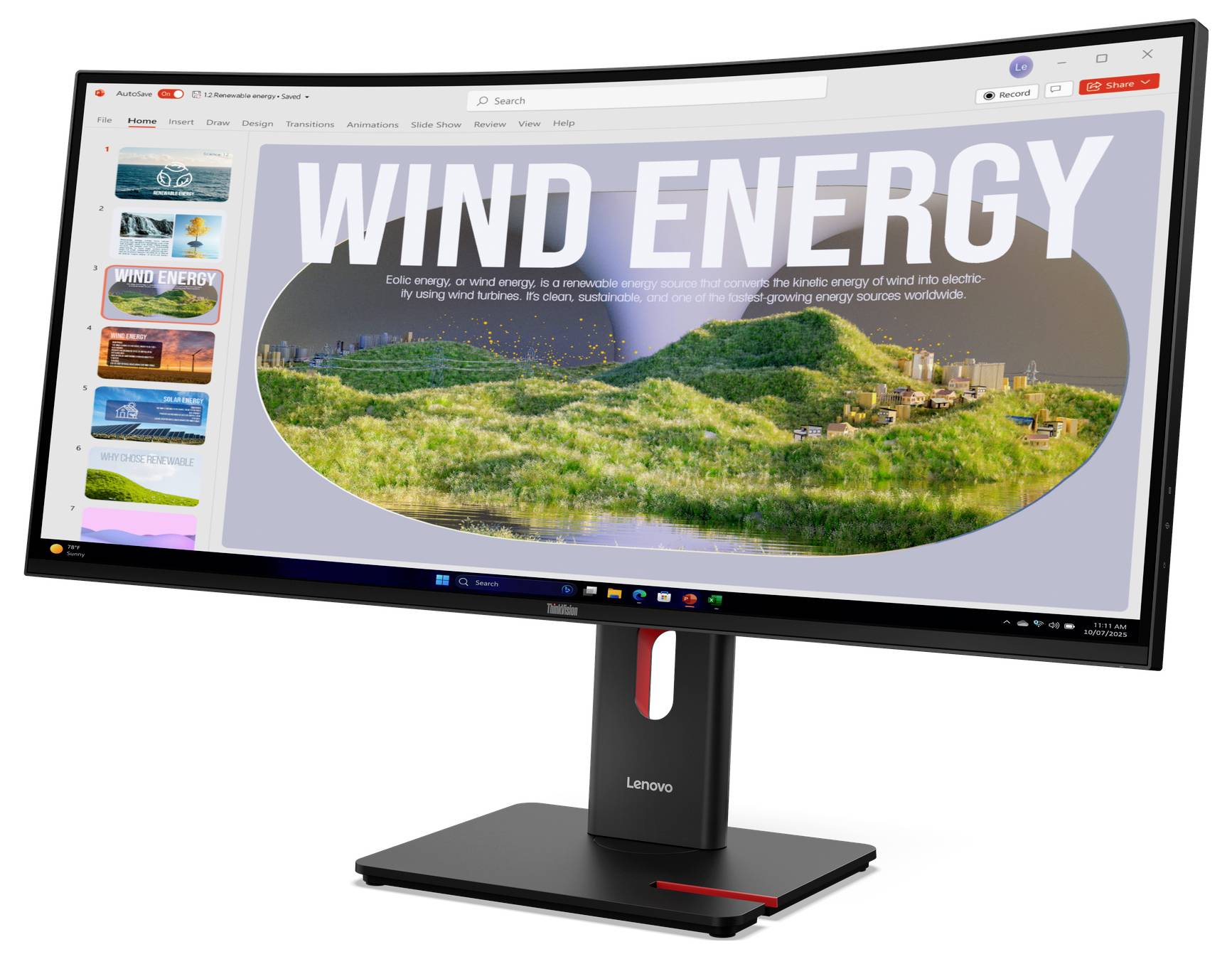 Monitor Lenovo zobrazuje snímek prezentace s názvem „VĚTRNÁ ENERGIE" s krajinným obrázkem větrných turbín a zelených pahorků; na levé straně se zobrazují miniatury snímků.