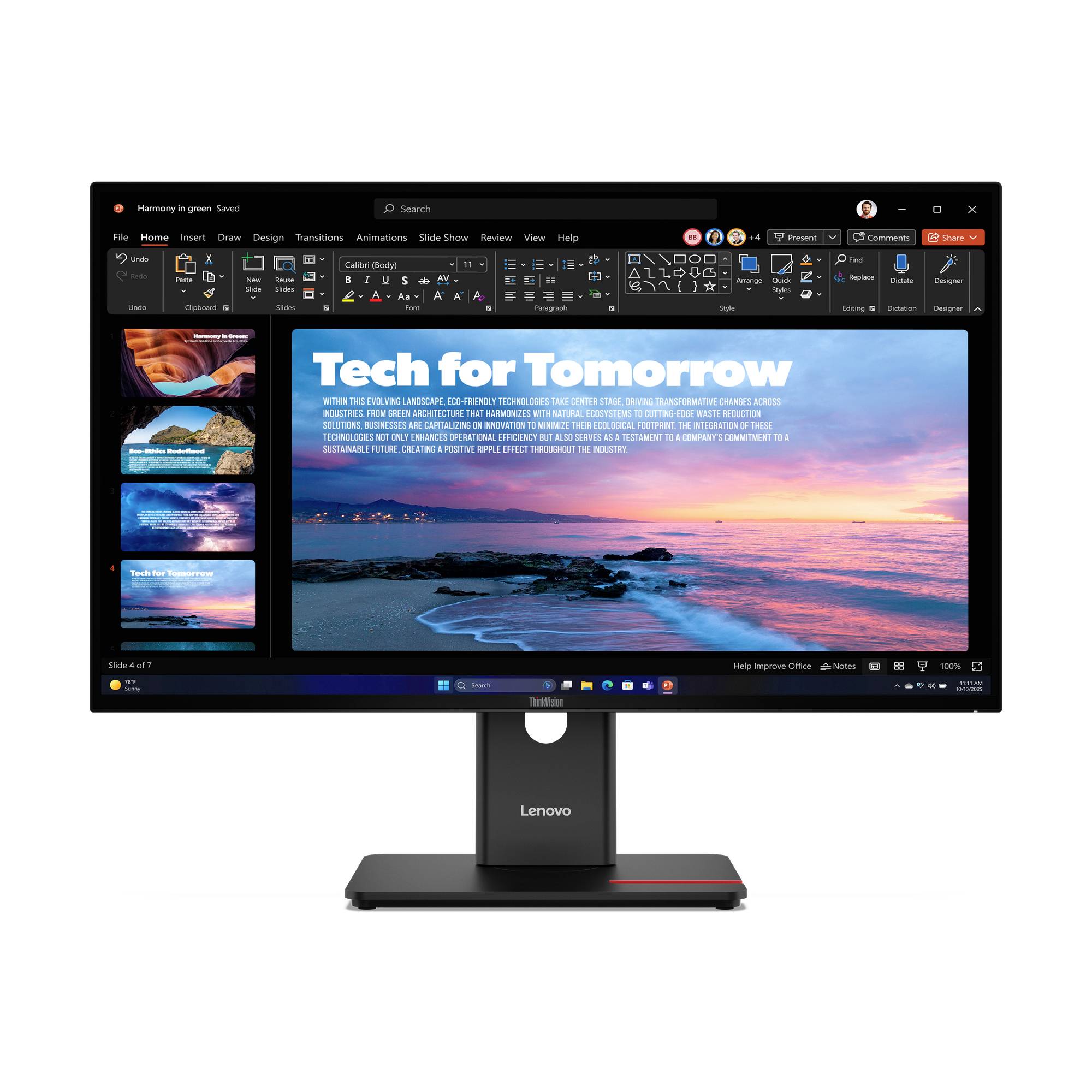 Monitor Lenovo zobrazující PowerPoint prezentaci s názvem „Tech for Tomorrow" se snímkem pláže při západu slunce a náhledy snímků vlevo.
