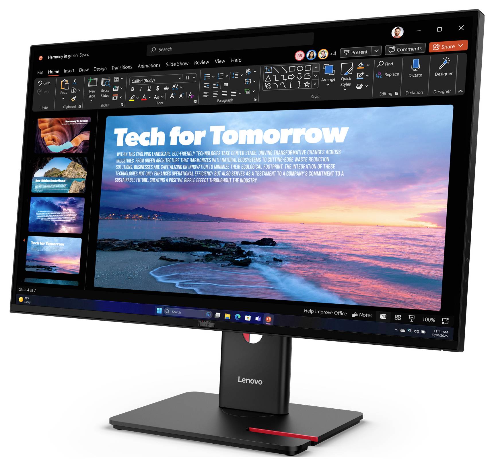 Monitor Lenovo zobrazuje Microsoft PowerPoint s prezentací s názvem "Tech for Tomorrow" a miniatury snímků na levé straně.