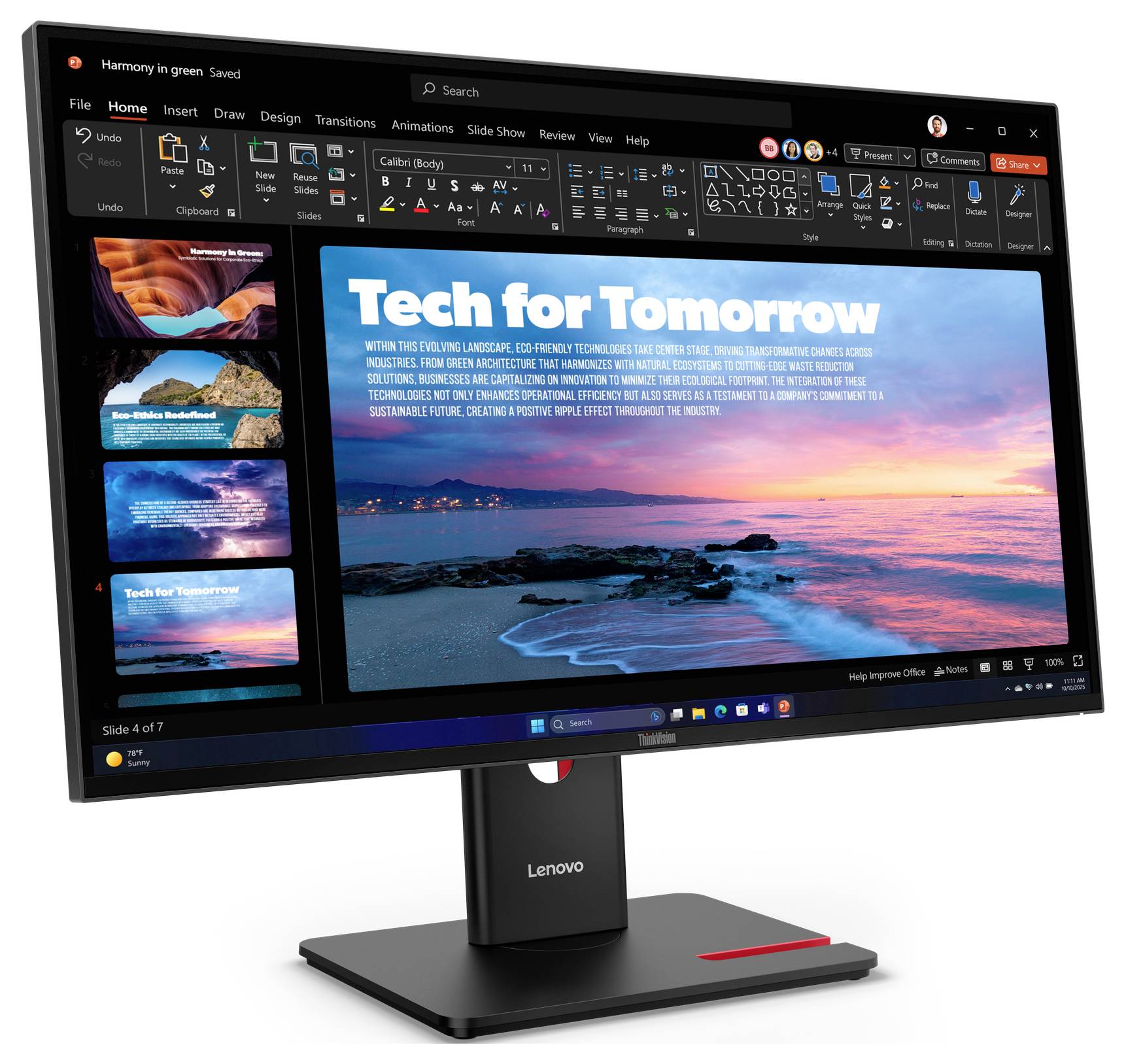 Monitor Lenovo zobrazuje prezentaci PowerPoint s názvem "Tech for Tomorrow" s náhledy snímků vlevo a obrázkem pláže při západu slunce na hlavním snímku.