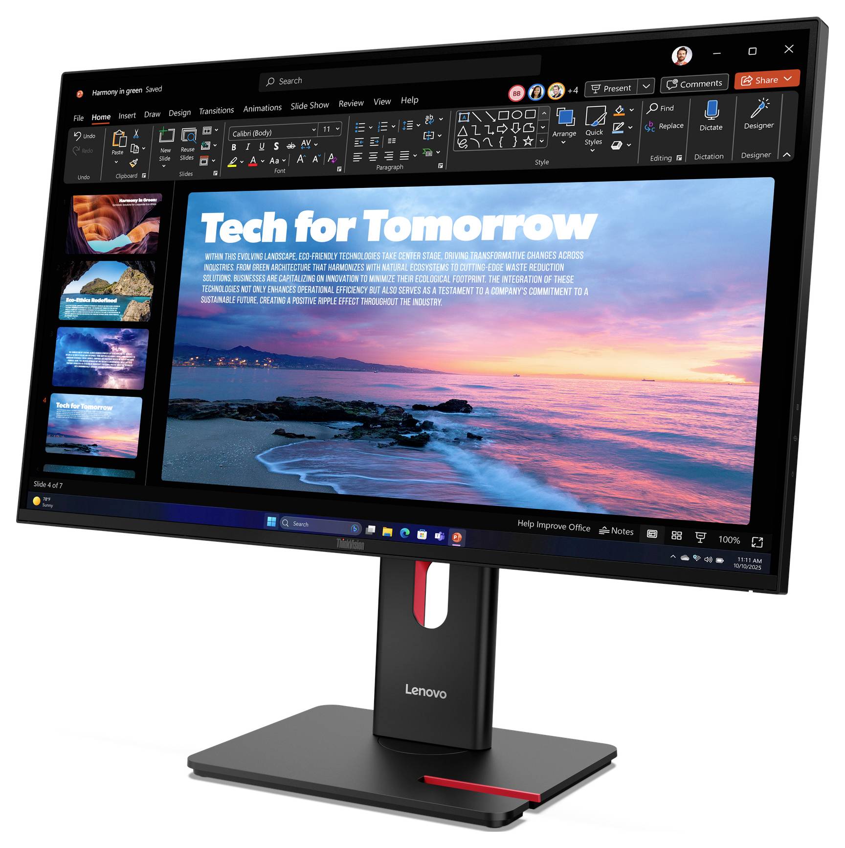 Lenovo monitor zobrazující prezentační snímek PowerPointu s názvem "Tech for Tomorrow" přes fotografii oceánu při západu slunce, s miniaturami snímků viditelnými vlevo.