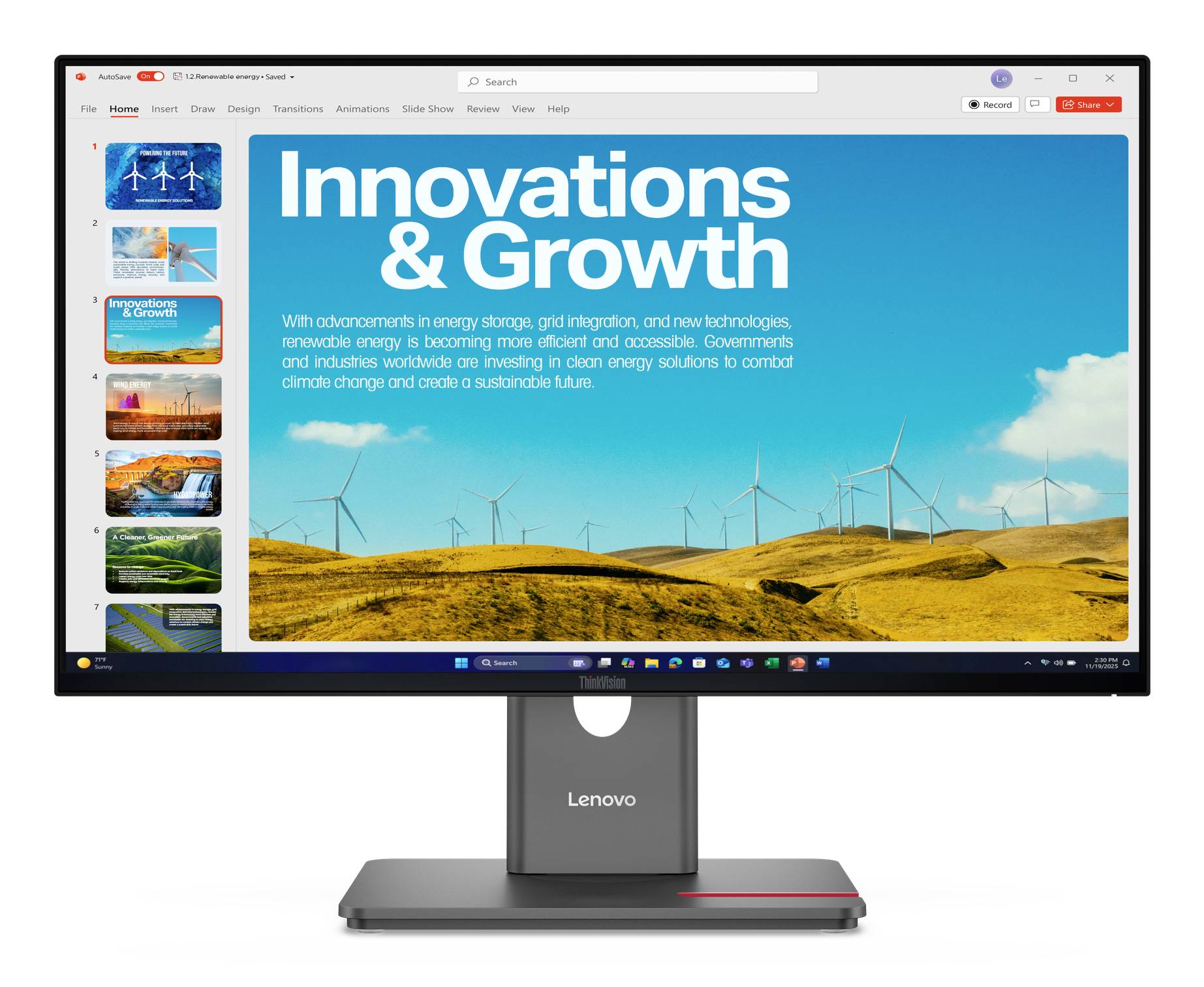Monitor Lenovo zobrazující snímek prezentace s názvem "Inovace a růst" se větrným elektrárnami nad zlatými kopci a miniaturami snímků vlevo