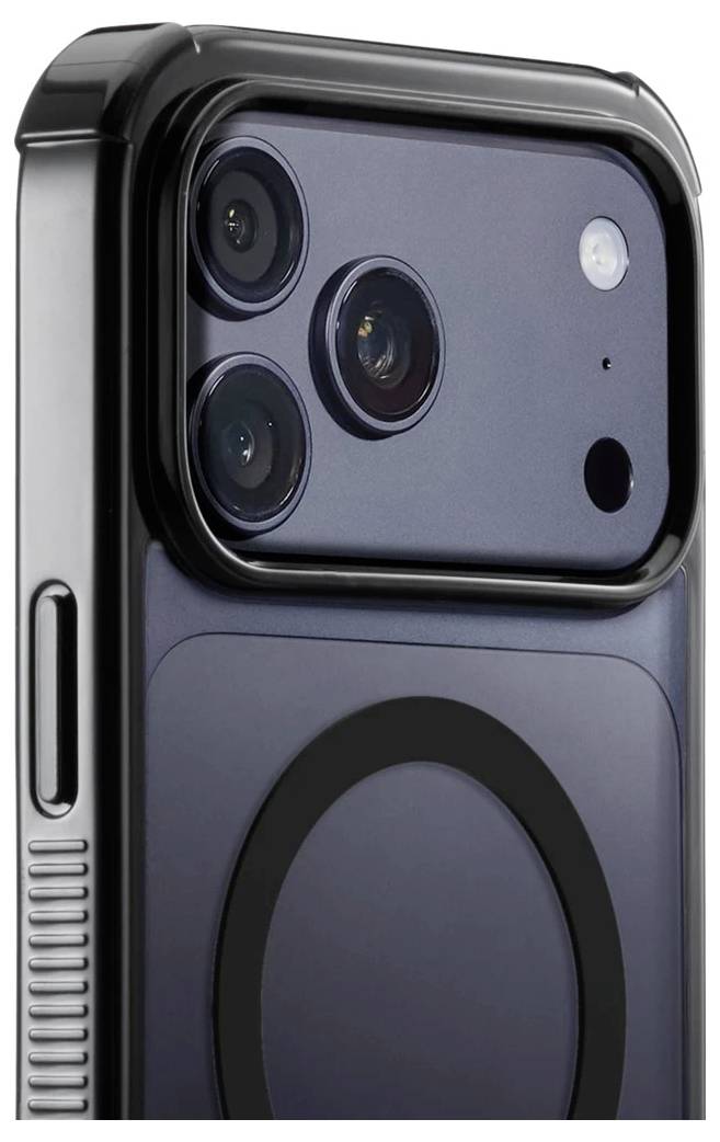 Detailní snímek zad smartphone v ochranném pouzdře, zobrazující trojitou skupinu čoček fotoaparátu a kulatý nabíjecí kroužek ve stylu MagSafe.