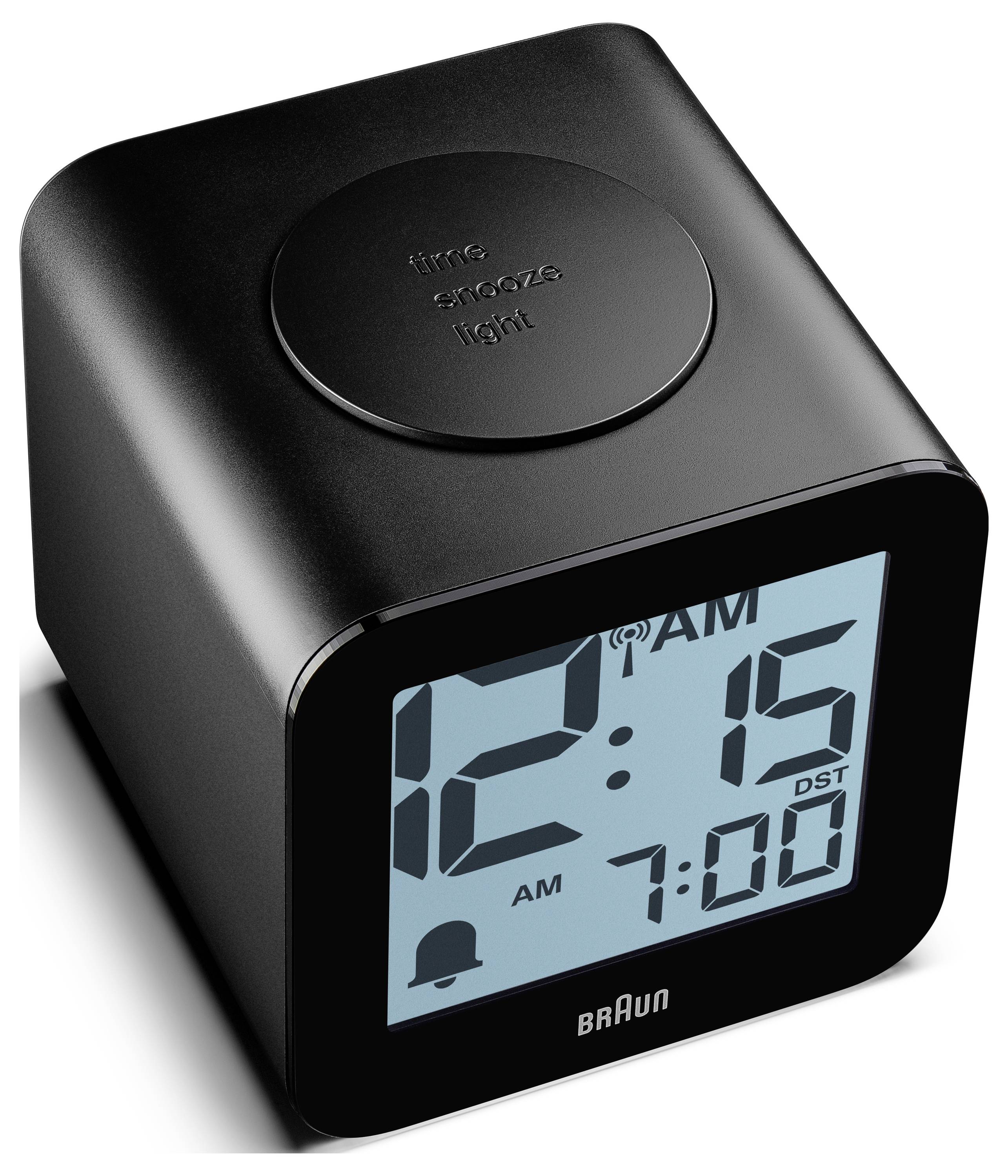 Černý digitální budík Braun zobrazující 12:15 ráno, budík nastaven na 7:00 a horní tlačítko na přerušení/světlo.
