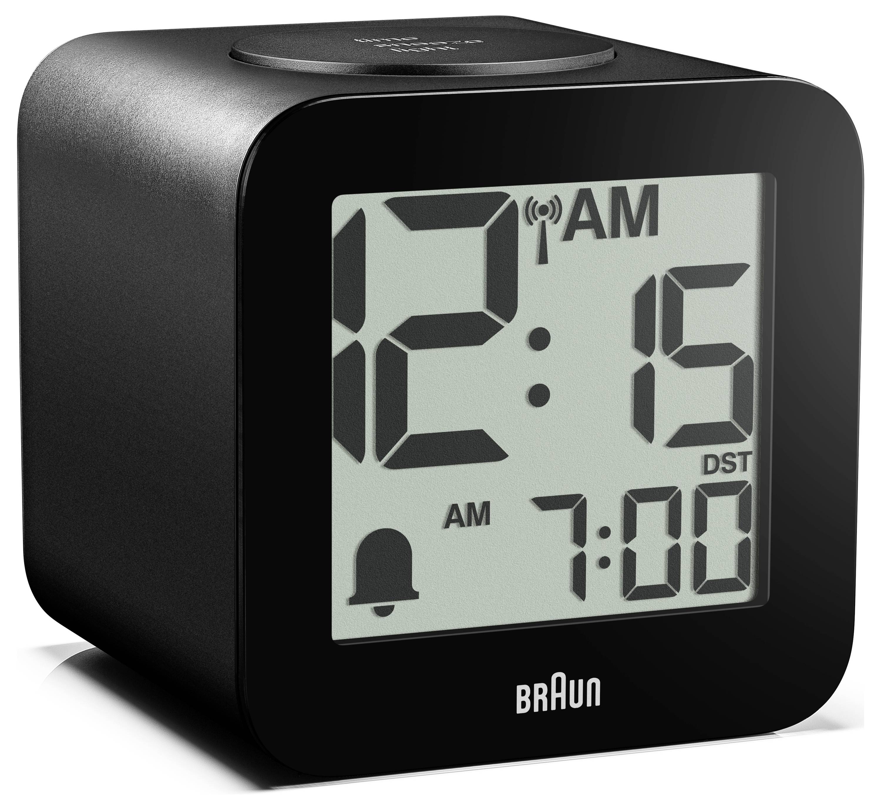 Digitální budík značky Black Braun zobrazující 12:15 AM a alarm nastavený na 7:00 AM, s indikátorem letního času a ikonou zvonku.