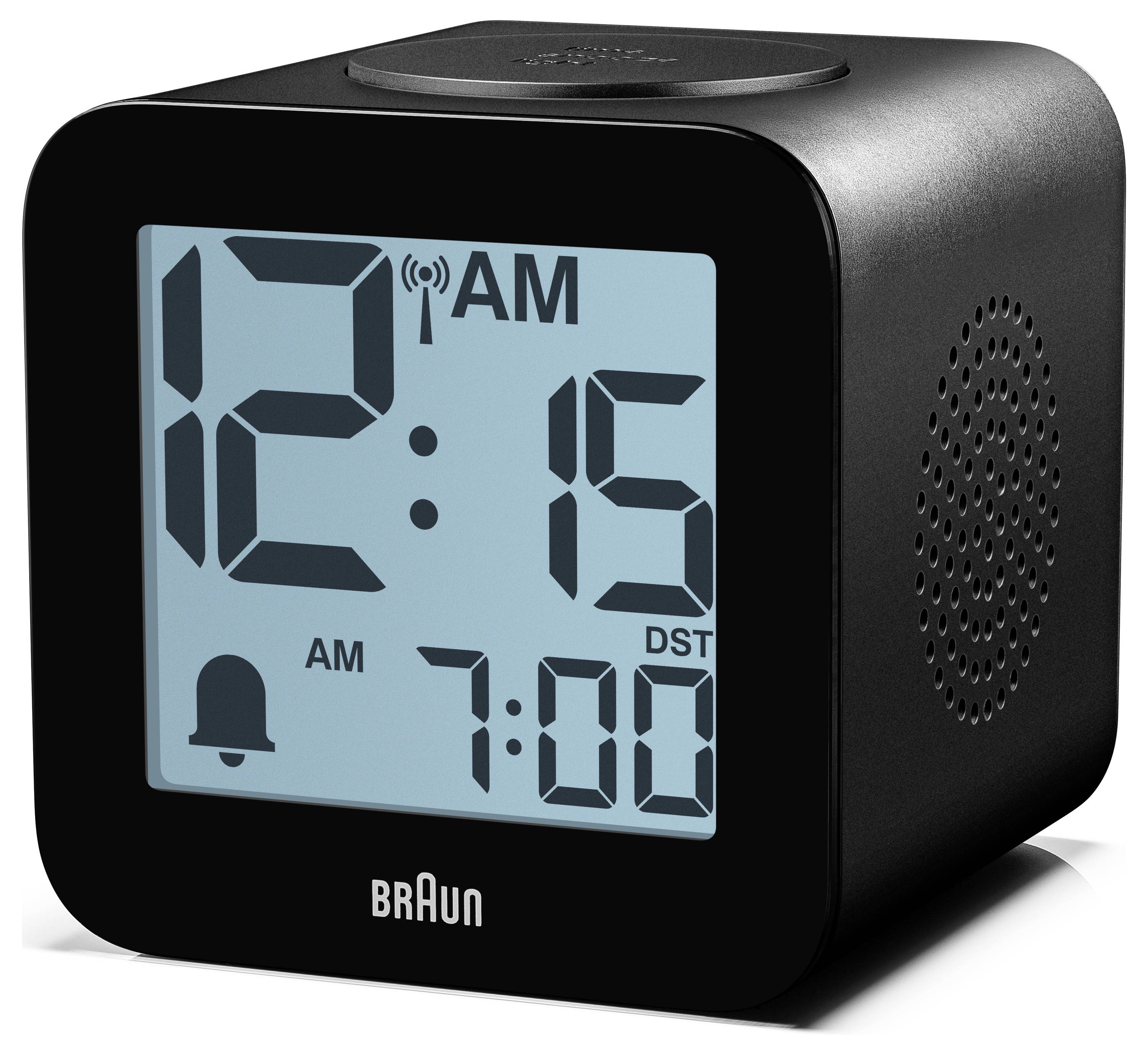 Digitální budík Black Braun zobrazující 12:15 dopoledne s ikonou rádiového signálu, symbolem alarmu, letního času a nastavením alarmu na 7:00.