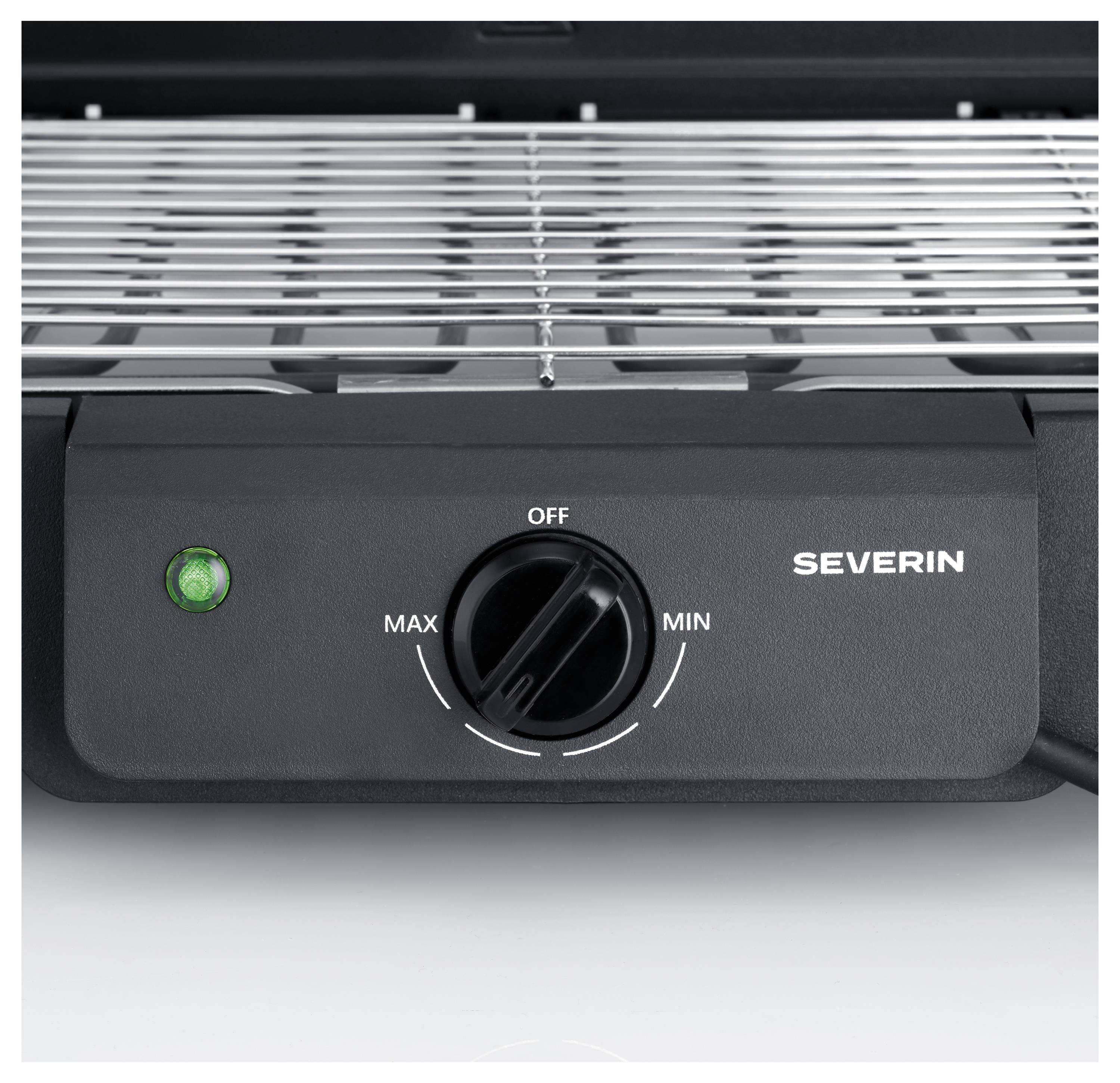 Detailní pohled na ovládací panel elektrického grilu Severin se zeleným kontrolním světlem a otočným ovládáním označeným OFF, MAX a MIN pod kovovými mřížkami.