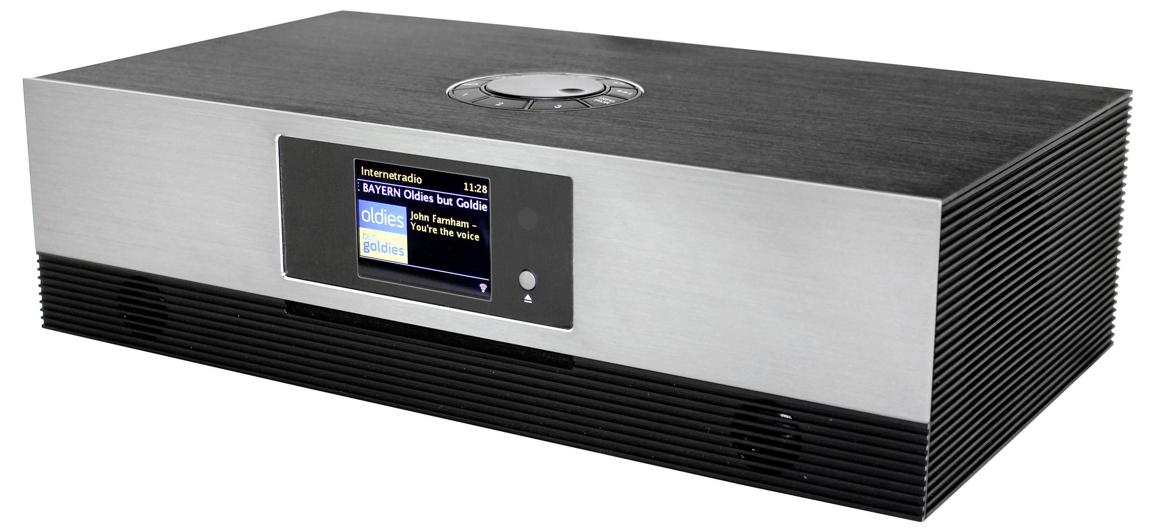 Stříbrný a černý stereo přijímač s předním displejem a tlačítkem ovládání, zobrazený na bílém pozadí.