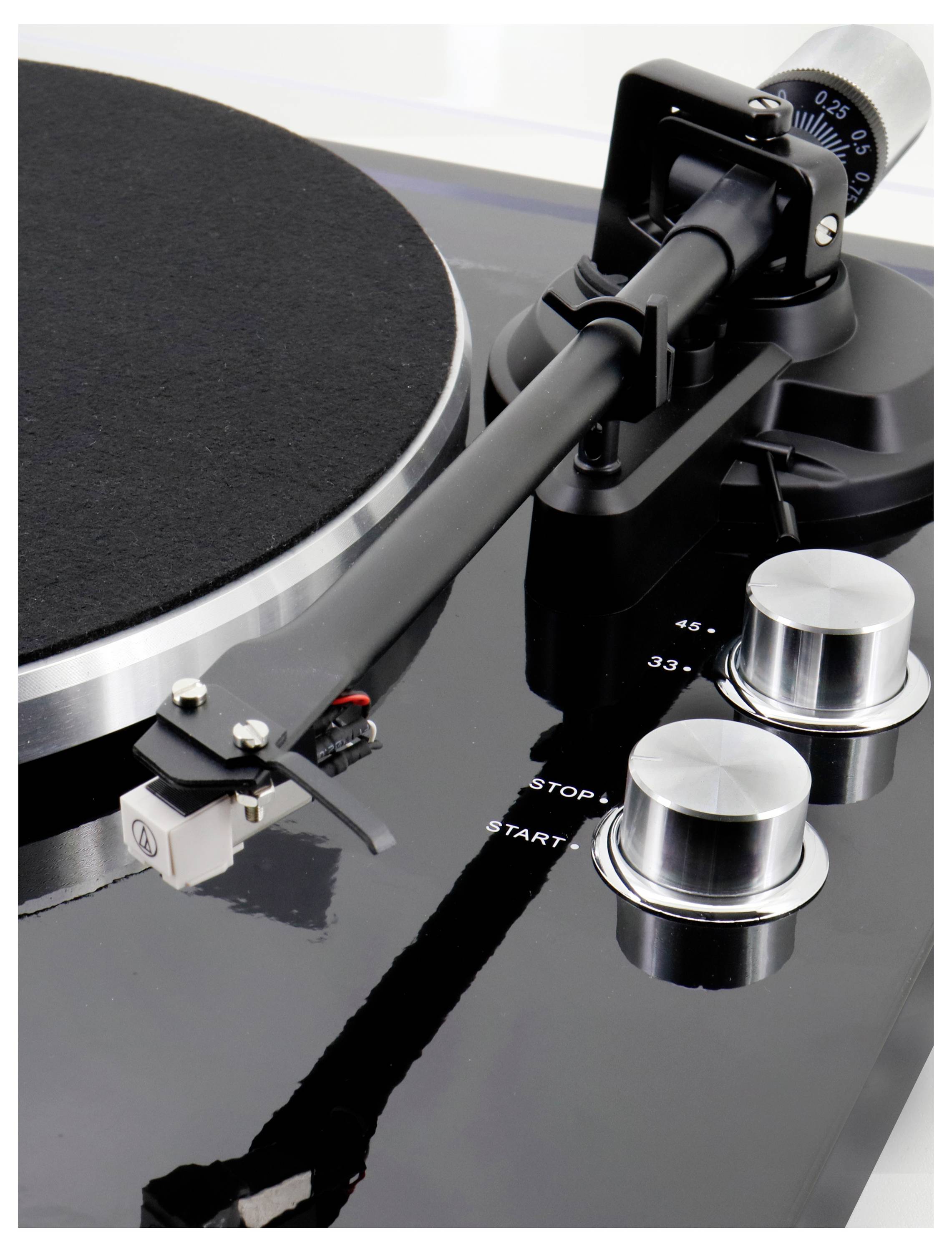 Zvětšený pohled na desku gramofonu s tonearmem, přenoskou a ovládacími knoflíky start/stop.