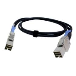 Černý kabel se dvěma kovovými konektory na každém konci, pravděpodobně počítačový nebo síťový kabel, stočený na bílém pozadí