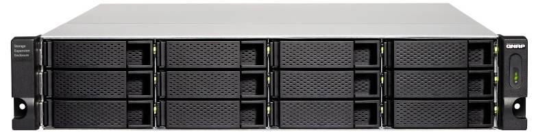 Přední pohled na QNAP rackmount úložný server s 12 vyměnitelnými jednotkami a stavovými indikátory na pravé straně.