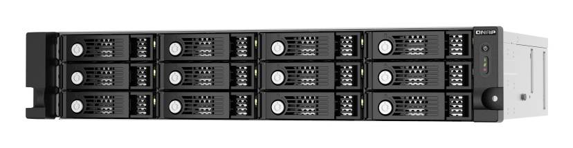 Přední pohled na rack-mounted server s více vyměnitelnými paměťovými moduly, stavovými indikátory a stříbrným bočním panelem.