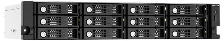 Přední pohled na QNAP rackmountovatelný NAS/server se 12 vyměnitelnými jednotkami HDD a stavovými LED diodami, umístěný v 1U podvozku.