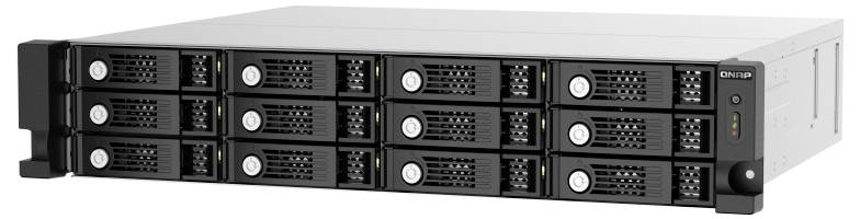 Přední pohled na QNAP rackmount úložný server s více vyměnitelnými jednotkami hot-swap a indikátory stavu.