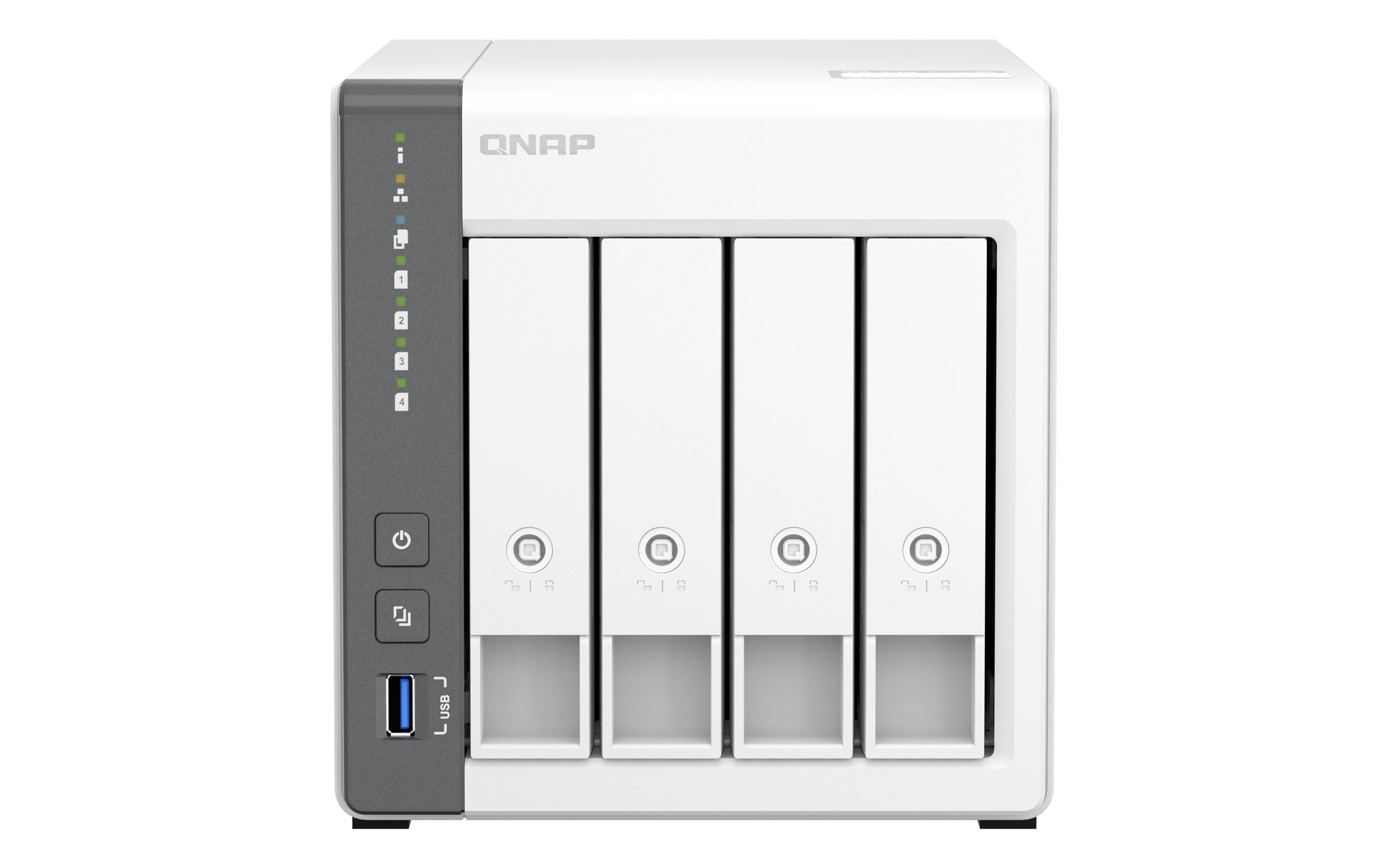 Přední pohled bílého čtyřbayového zařízení NAS od společnosti QNAP se zásobníky jednotek, stavovými indikátory, tlačítkem napájení a USB portem na levé straně.