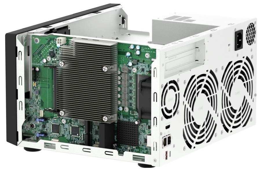 Otevřené skříně počítačového serveru s viditelnou zelenou deskou plošných spojů, velkým chladičem a zadními chladicími ventilátory, zobrazeno na bílém pozadí.