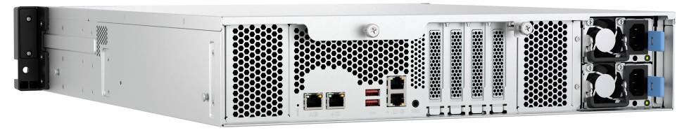 Přední pohled na rackmount serverové skříně s ventilačními mřížkami, ethernetovými porty, sloty pro rozšíření a duálními chladicími ventilátory na pravé straně.