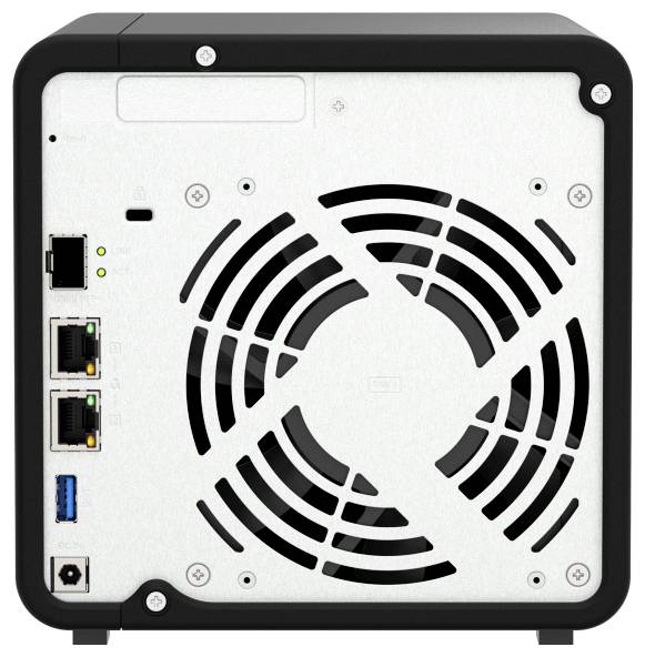Zadní pohled na malé síťové zařízení/server s velkou mřížkou chladicího ventilátoru a více porty na levé straně, včetně připojení Ethernet a USB.