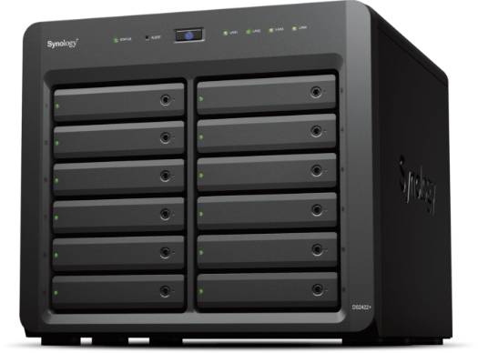 Černá Synology DiskStation NAS se 12 sloty pro disky a čelními stavovými indikátory, zobrazena v pohledu ve stylu produktu.