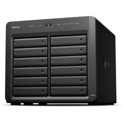Černá Synology DiskStation NAS se 12 sloty pro disky a čelními stavovými indikátory, zobrazena v pohledu ve stylu produktu.